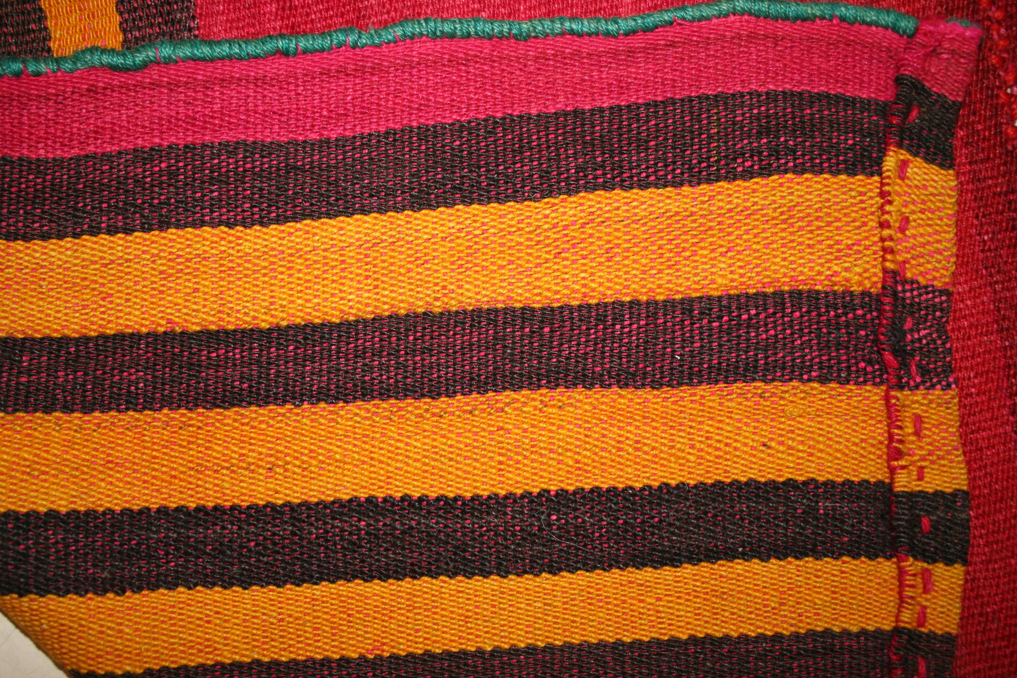 Antiker Stammes-Minimalistischer Jajim Kilim Teppich (Handgewebt) im Angebot