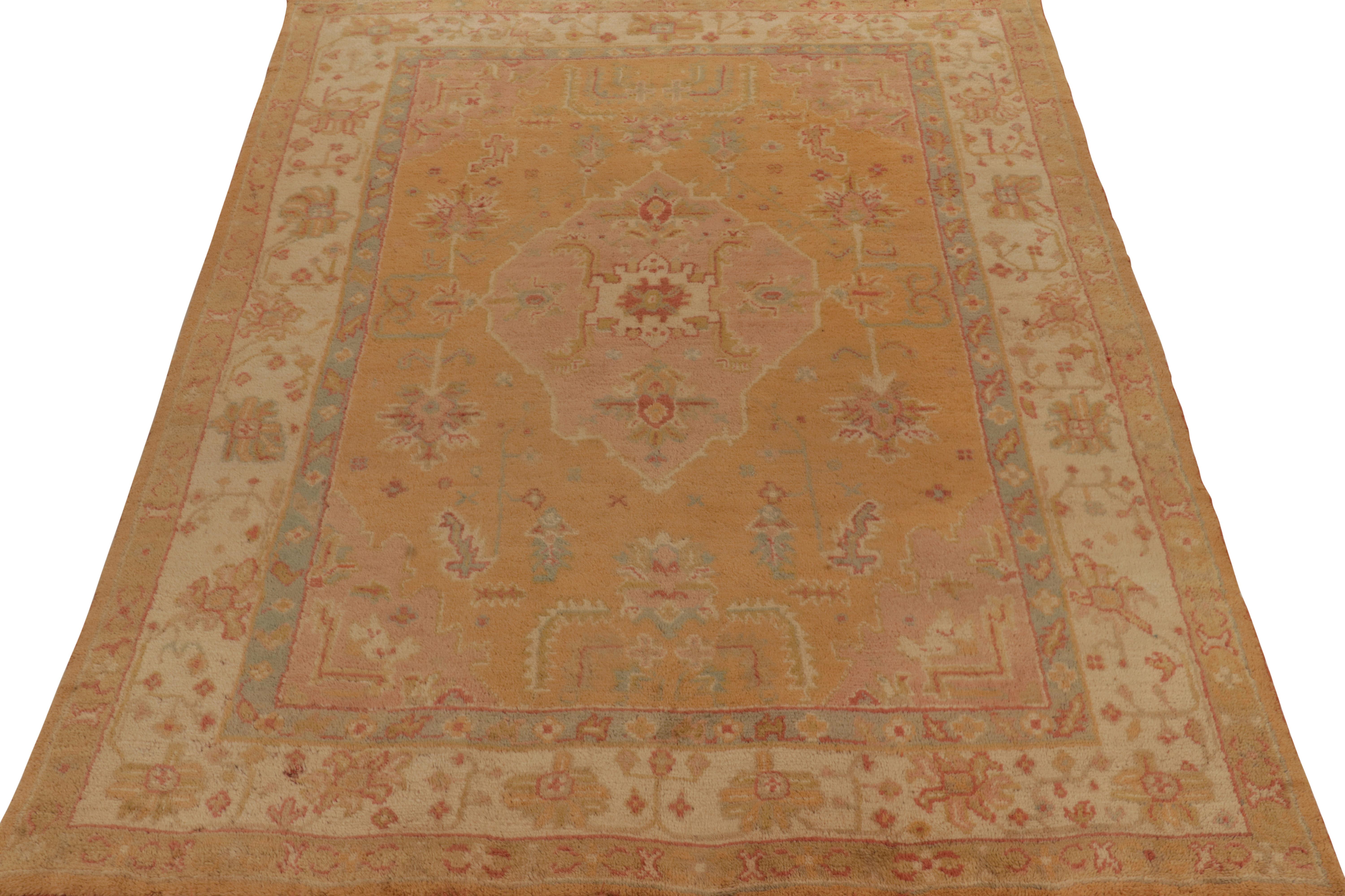 Antiker Oushak-Teppich aus Gold mit rosa Blumenmedaillonmuster von Teppich & Kelim, Stammeskunst (Türkisch) im Angebot