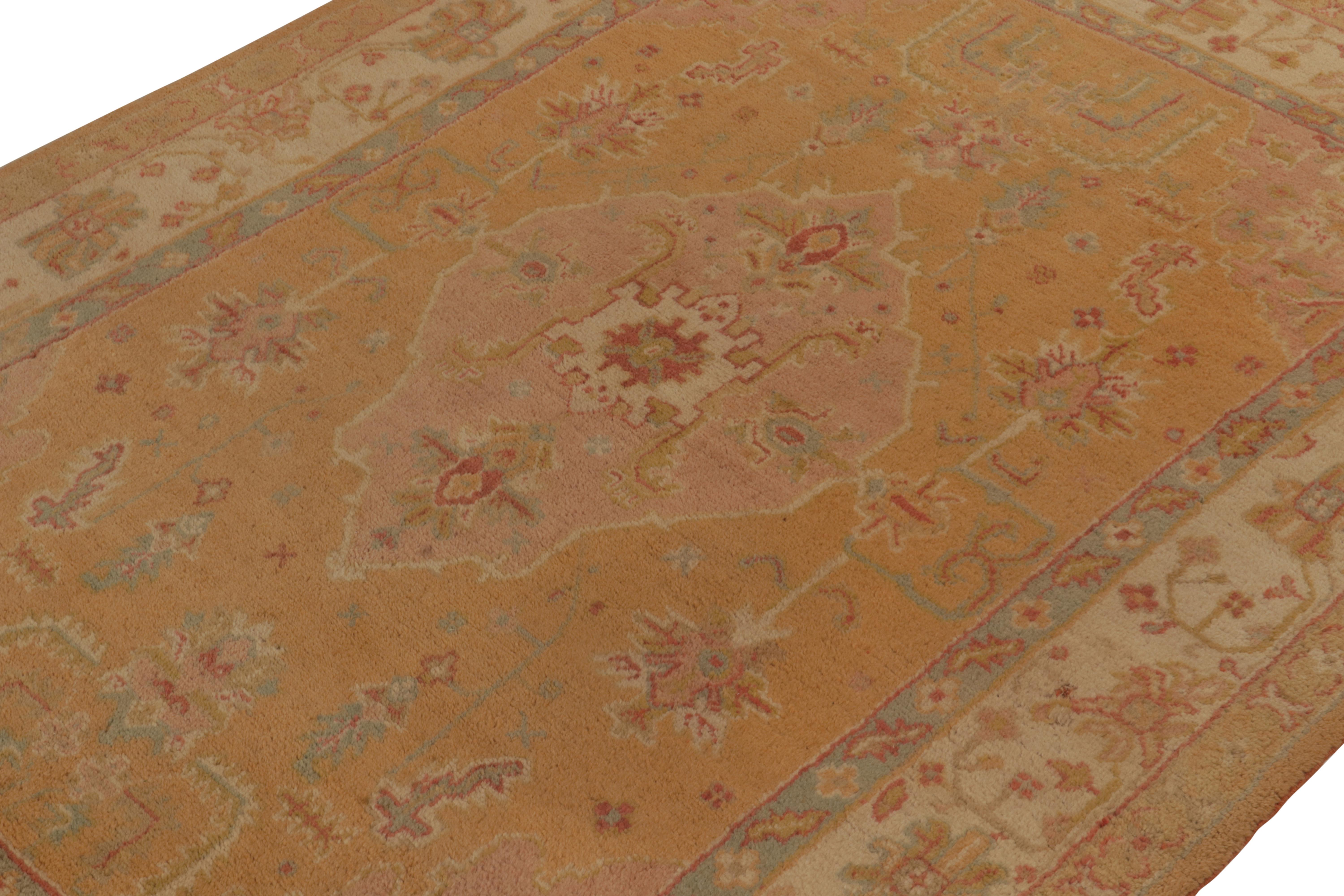 Antiker Oushak-Teppich aus Gold mit rosa Blumenmedaillonmuster von Teppich & Kelim, Stammeskunst (Handgeknüpft) im Angebot