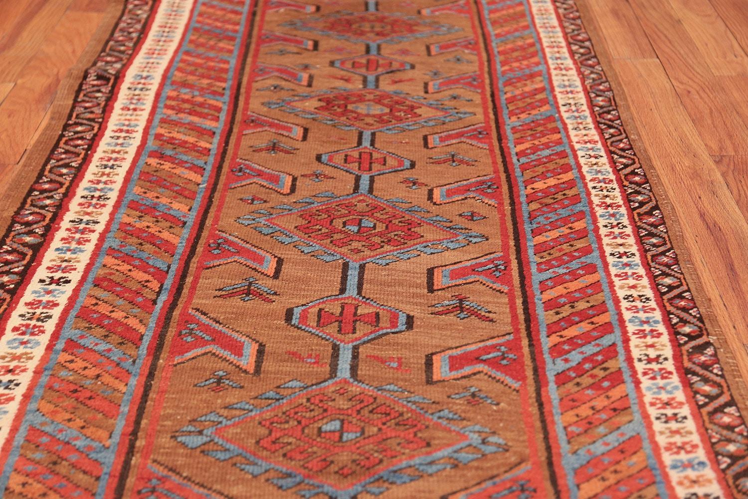 Antiker persischer Stammeskunst-Läufer in Bakshaish-Optik. 3 Fuß 3 Zoll x 14 Fuß  im Zustand „Gut“ im Angebot in New York, NY