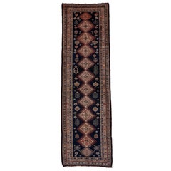 Tapis de couloir tribal persan antique kurde, terrain bleu marine foncé, vers les années 1910