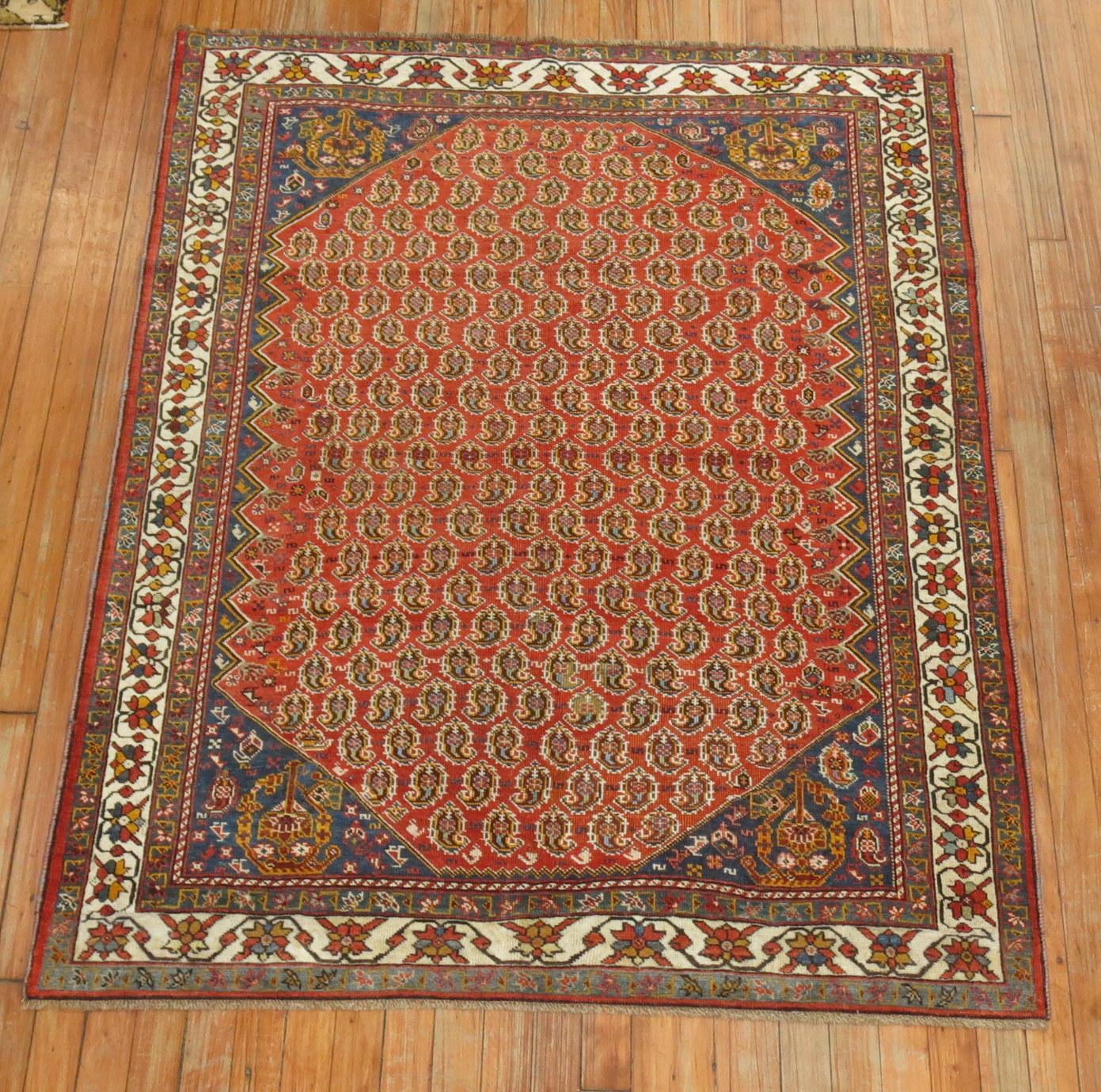 Alfombra Persa Tribal Antigua, Suelo Rojo, Esquina Azul, Borde Marfil Tejido a mano en venta