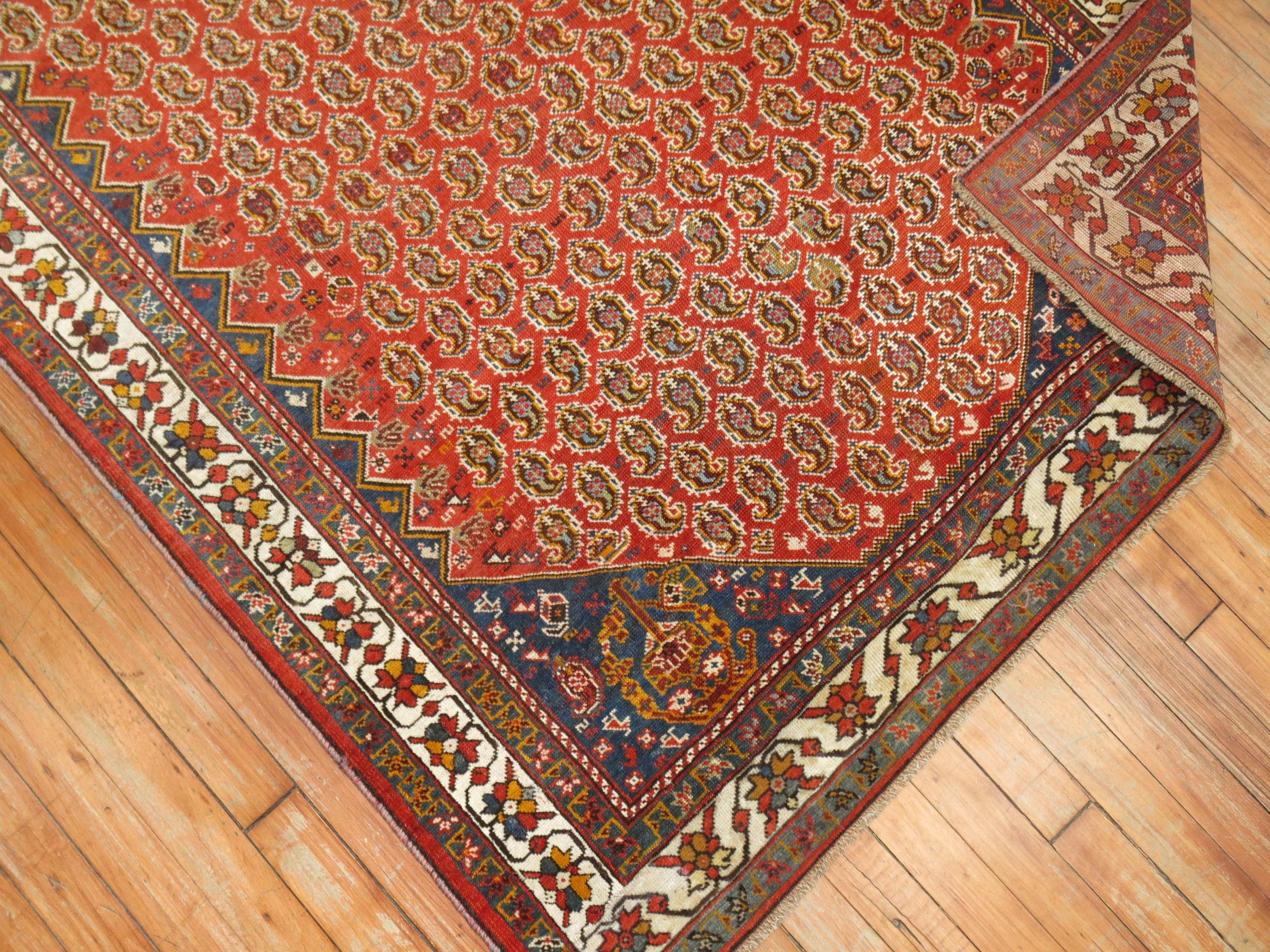 Alfombra Persa Tribal Antigua, Suelo Rojo, Esquina Azul, Borde Marfil en venta 1