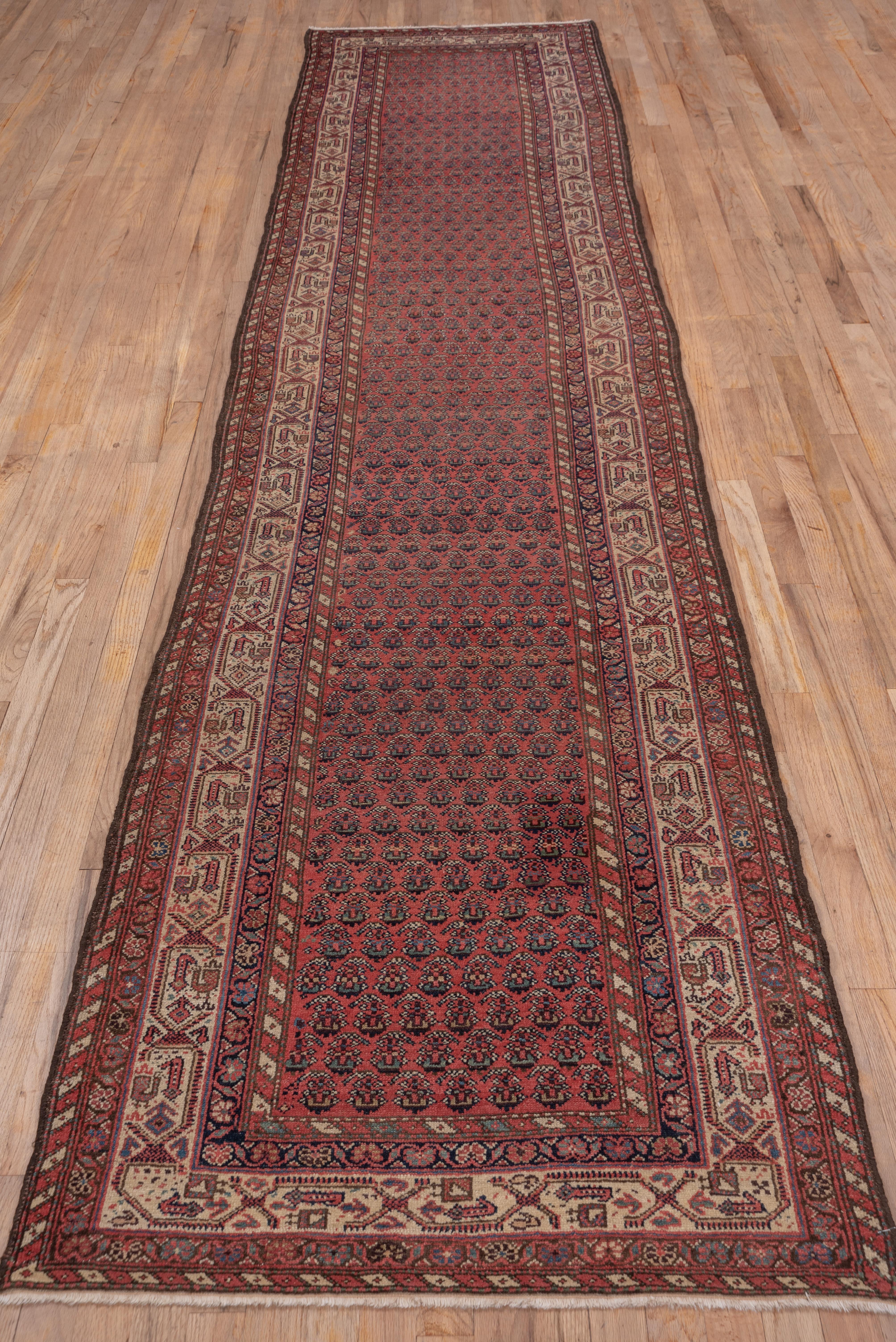 Tribal Ancien chemin de table tribal persan à sarabande, champ de cachemire rouge, circa 1920 en vente