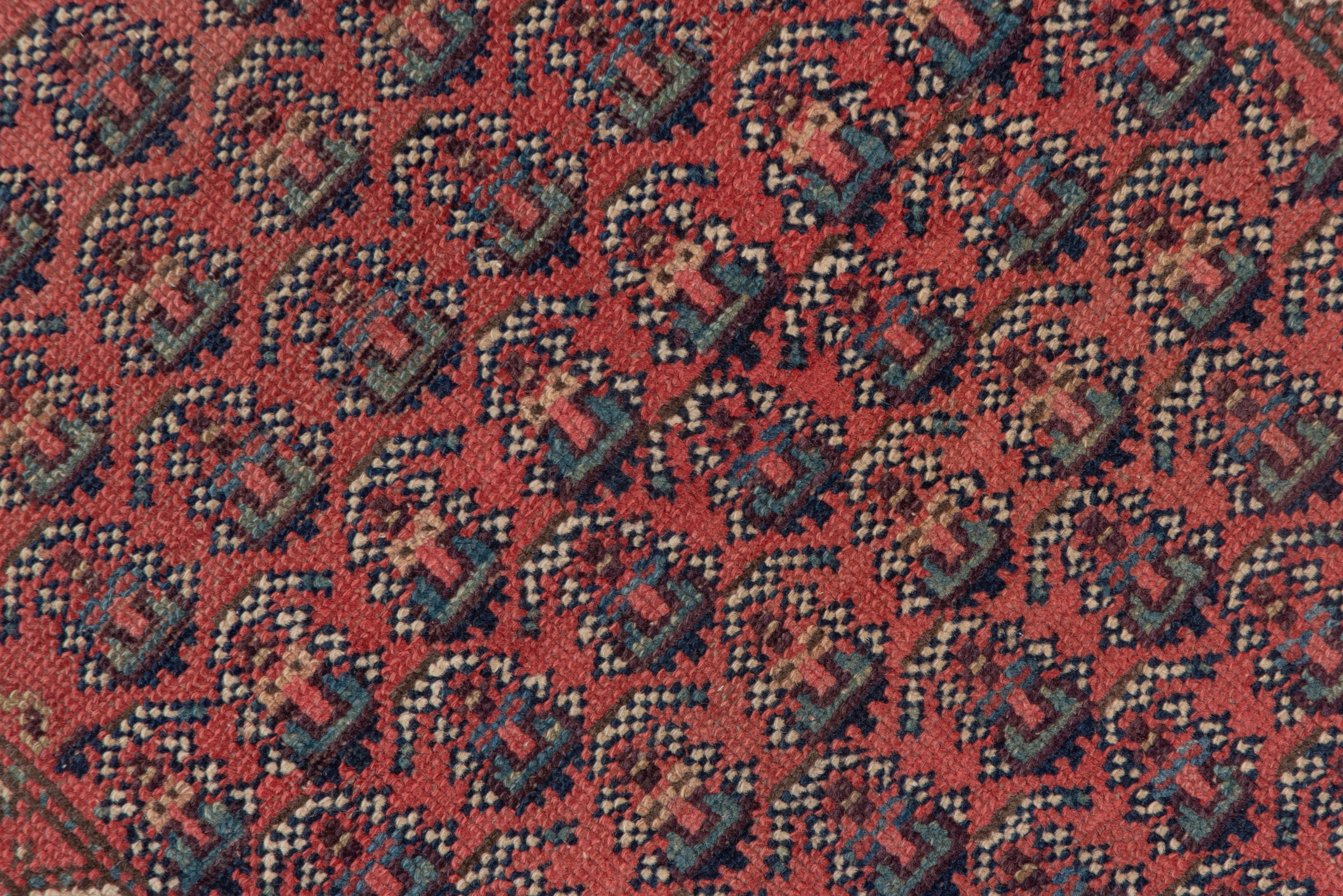 Noué à la main Ancien chemin de table tribal persan à sarabande, champ de cachemire rouge, circa 1920 en vente