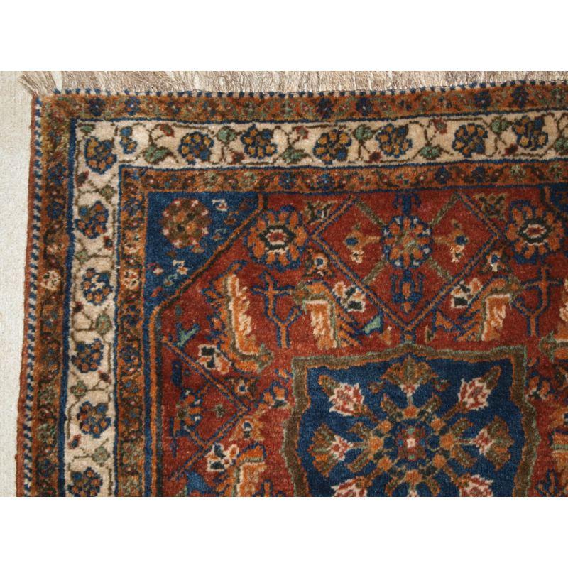 Antike Qashqai-Stammestasche mit feiner Webart und guter Farbe.

Die Vorderseite der Tasche ist sehr gut gezeichnet mit einem zentralen Blumenmedaillon, umgeben von einem Herati-Muster.

Das Design ist klassisch Qashqai, mit einer sehr gut