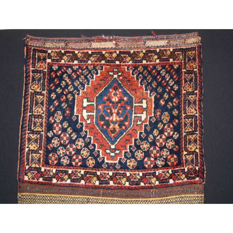 Antike Gaschgai-Halbkhorjin des Darrehshuri-Stammes der Gaschgai.

Diese Satteltasche hat eine gestapelte Vorderseite mit dem traditionellen Qashqai-Einzelmedaillon-Muster, umgeben von einem Feld mit Blumenrosetten. Das herausragende Merkmal