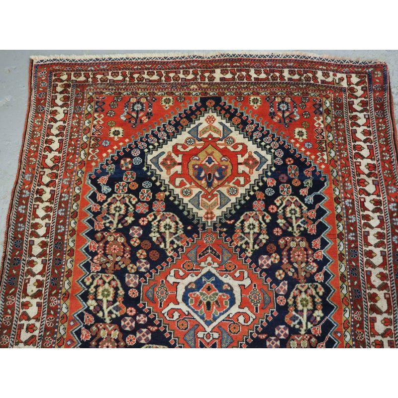 Antiker Qashqai-Teppich aus Stammeskunst von kleinem Größe im Zustand „Hervorragend“ im Angebot in Moreton-In-Marsh, GB