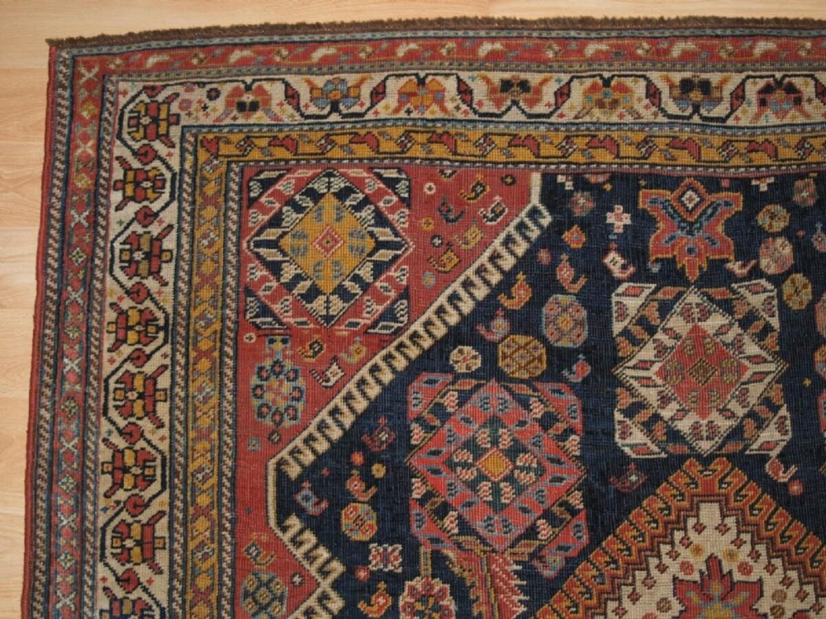 Tapis ancien de Qashqai à triple médaillon, les médaillons contiennent un motif heratti à grande échelle, dont les éléments sont également répétés dans le champ.
Circa 1900

On y trouve également de nombreux petits oiseaux, animaux et fleurs, ainsi
