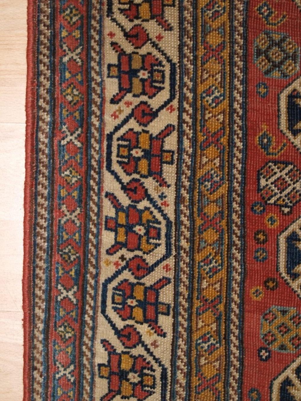 Tribal Tapis tribal Qashqai ancien, triple médaillon avec motif Heratti, vers 1900 en vente