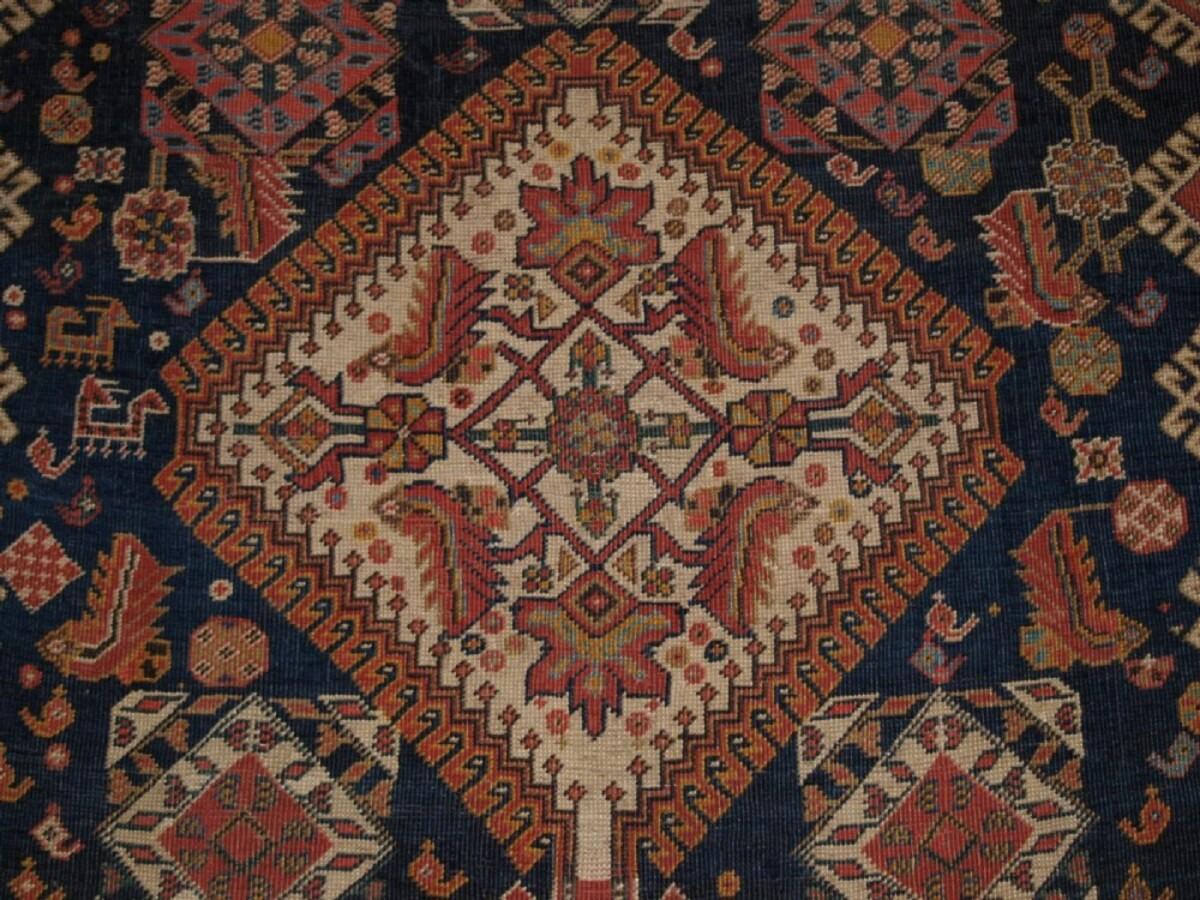Pakistanais Tapis tribal Qashqai ancien, triple médaillon avec motif Heratti, vers 1900 en vente