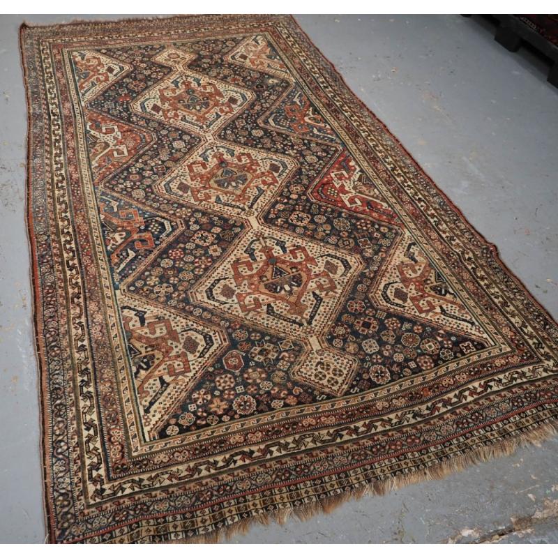 Ein guter antiker Stammes-Teppich aus Gaschgai, dreifach verlinktes Medaillon-Design mit weichen Farben
CIRCA 1880

Ein klassischer Gaschgai-Stammesteppich mit drei Medaillons, die jeweils eine Version des Gaschgai-Stammeswappens enthalten, der