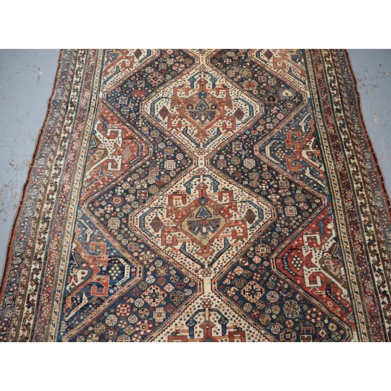 Antiker Qashqai-Teppich aus Stammeskunst, dreifaches Medaillon mit weichen Farben, um 1880 im Zustand „Relativ gut“ im Angebot in Moreton-In-Marsh, GB