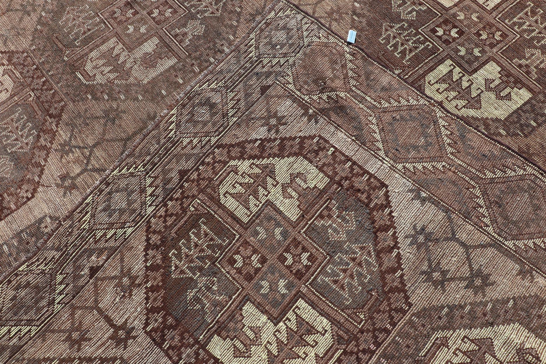 Antike Stammes-Teppich in reichen erdigen Tönen und Brown 9'4 x 12'1 im Angebot 3
