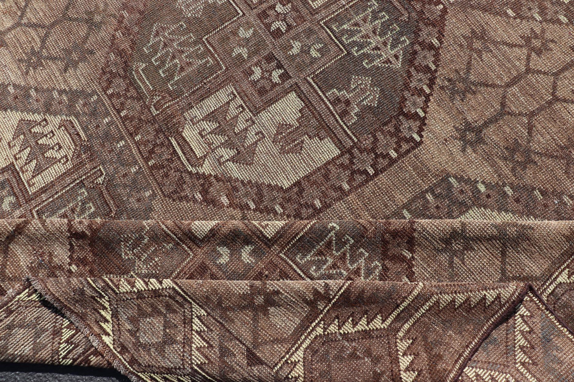 Antike Stammes-Teppich in reichen erdigen Tönen und Brown 9'4 x 12'1 im Angebot 4