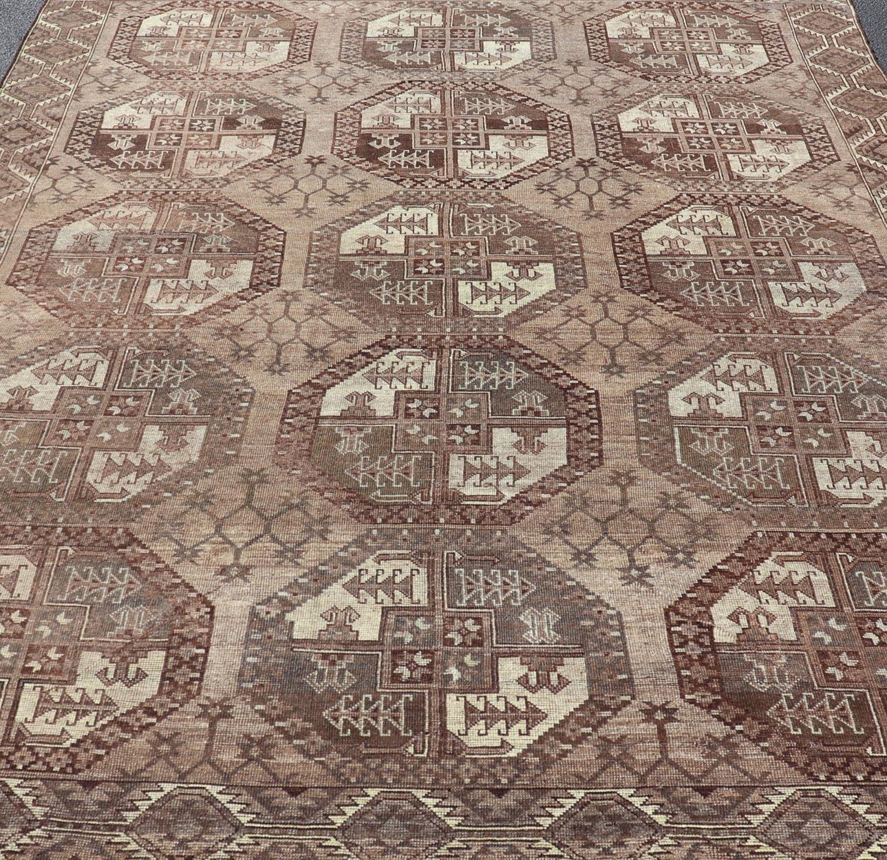 Maße: 9'4 x 12'1 

Antiker Ersari-Stammes-Teppich in reichen erdigen Tönen mit Braun 9'4 x 12'1 
Keivan Woven Arts / Teppich / EN-15640 Herkunftsland / Art: Turkmenistan / Ersari 

Der antike Ersari-Stammesteppich, der von den Ersari-Turkmenen in