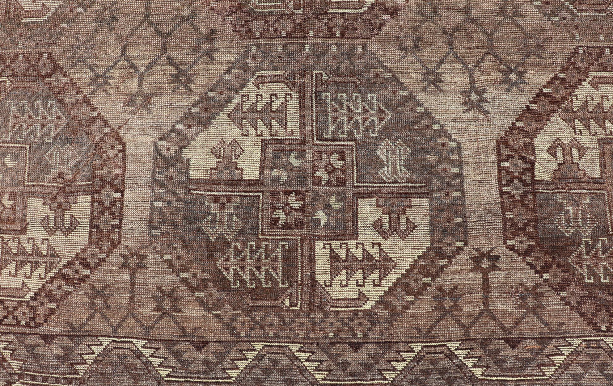 Antike Stammes-Teppich in reichen erdigen Tönen und Brown 9'4 x 12'1 (Ostturkestanisch) im Angebot