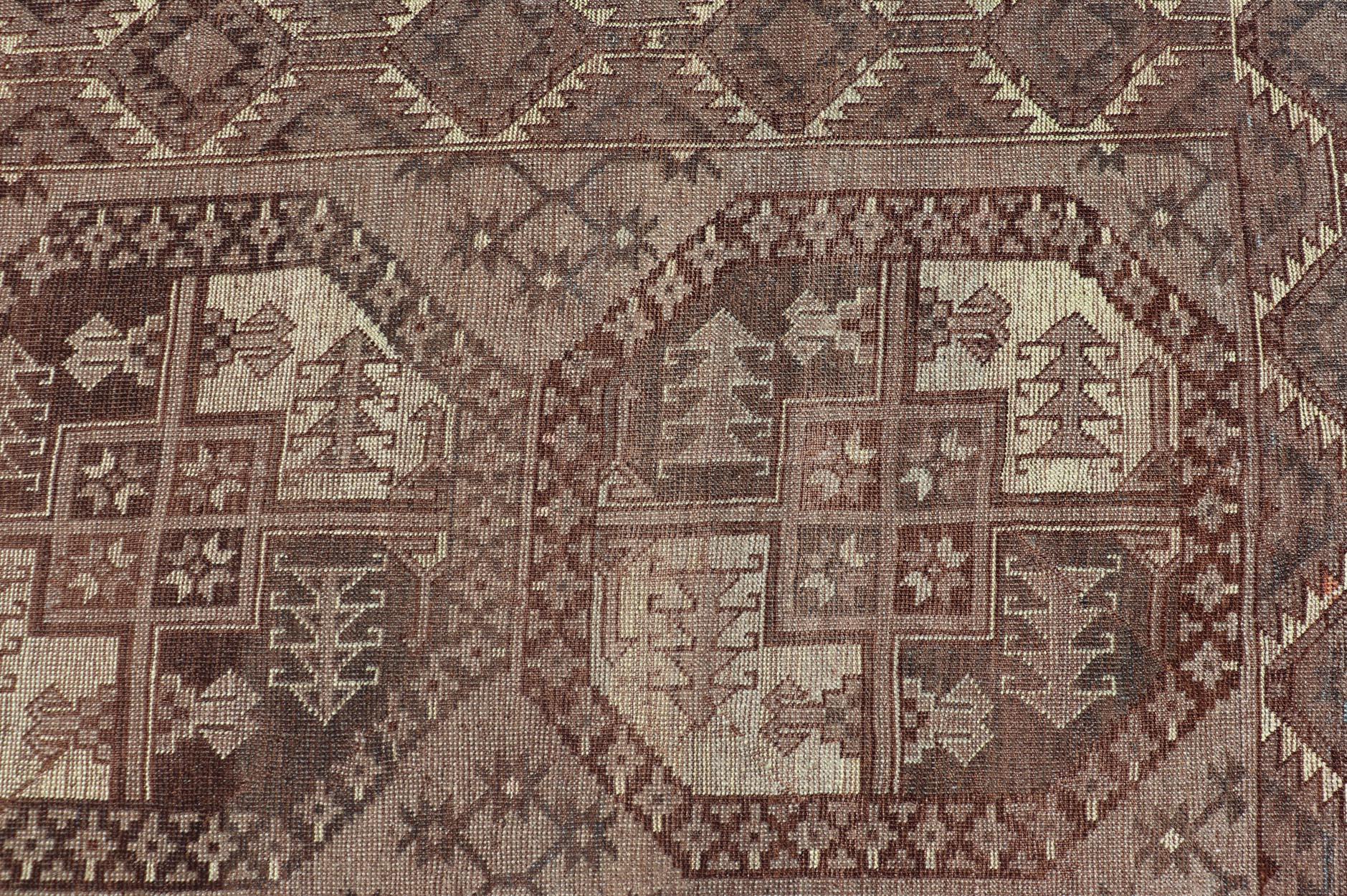 Antike Stammes-Teppich in reichen erdigen Tönen und Brown 9'4 x 12'1 im Zustand „Gut“ im Angebot in Atlanta, GA