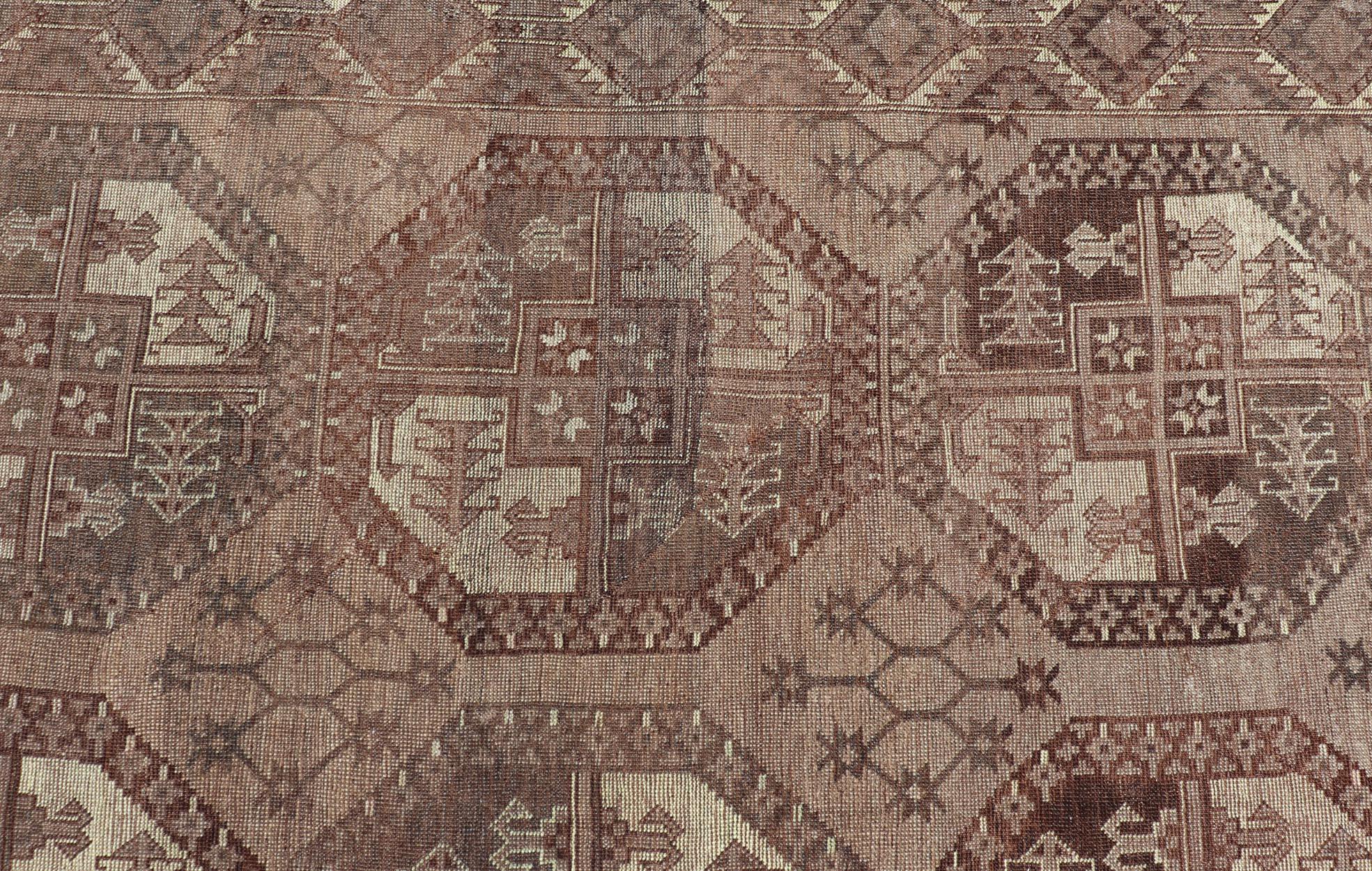 Antike Stammes-Teppich in reichen erdigen Tönen und Brown 9'4 x 12'1 (20. Jahrhundert) im Angebot