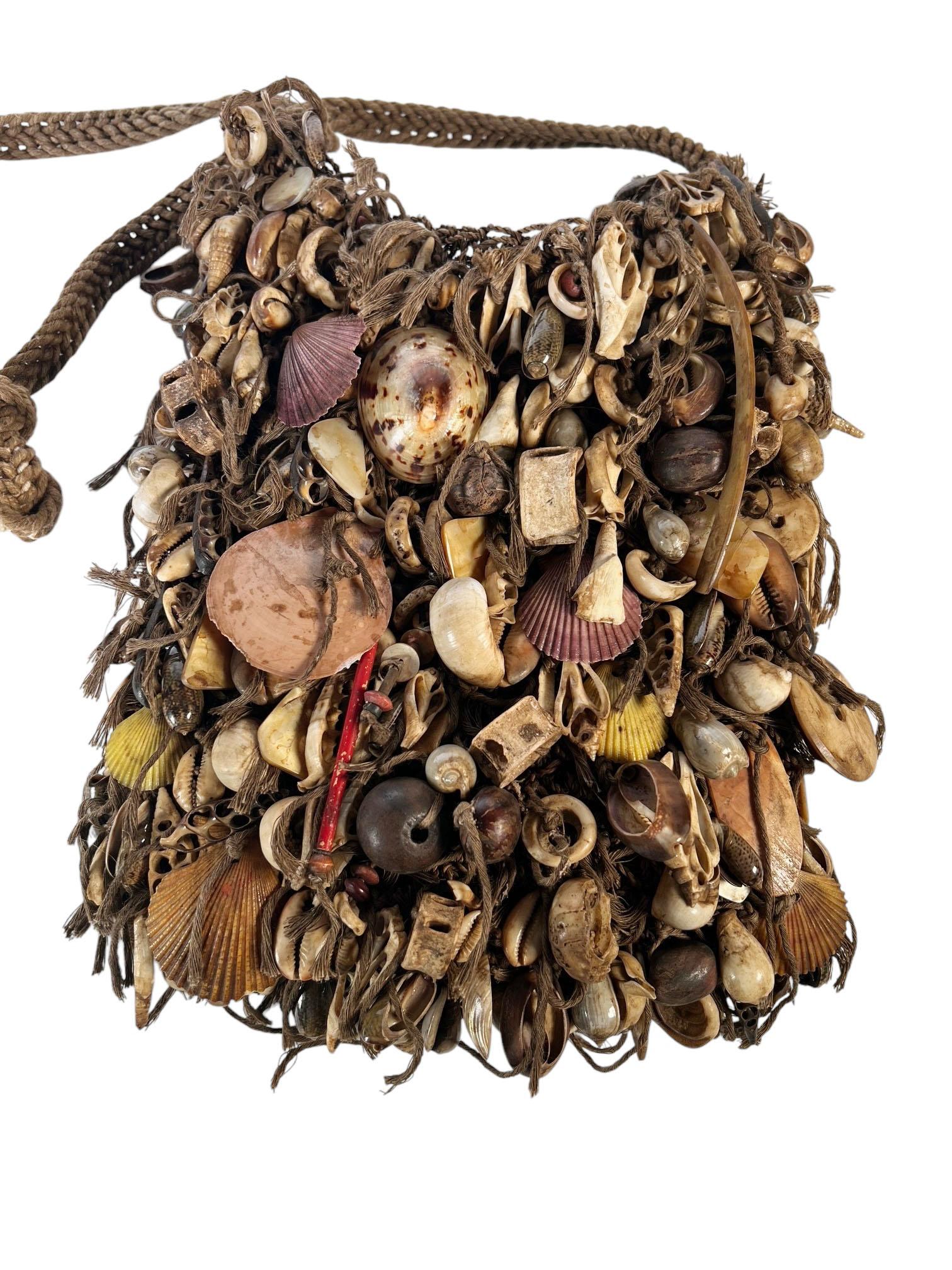 Cet authentique sac médical de chaman tribal, connu sous le nom de Bilum, est originaire de Papouasie-Nouvelle-Guinée et date d'environ 1900. Traditionnellement utilisée par les chamans pour transporter des herbes médicinales et des objets sacrés,