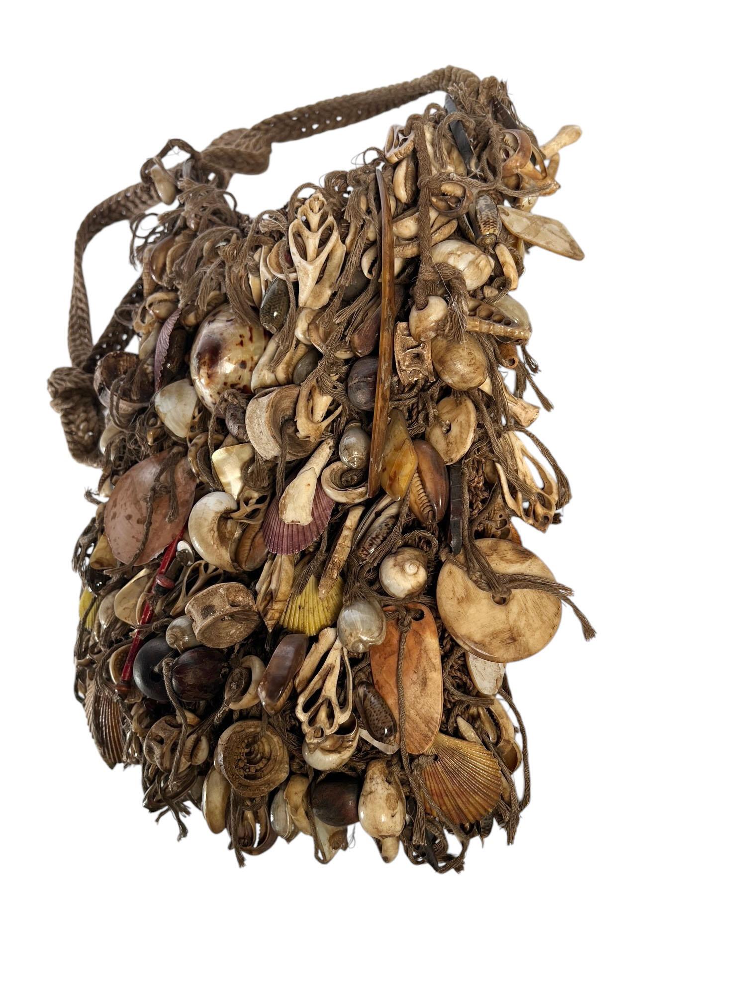 Début du 20ème siècle Ancien sac Bilum de chaman tribal de Papouasie-Nouvelle-Guinée Circa 1900 en vente