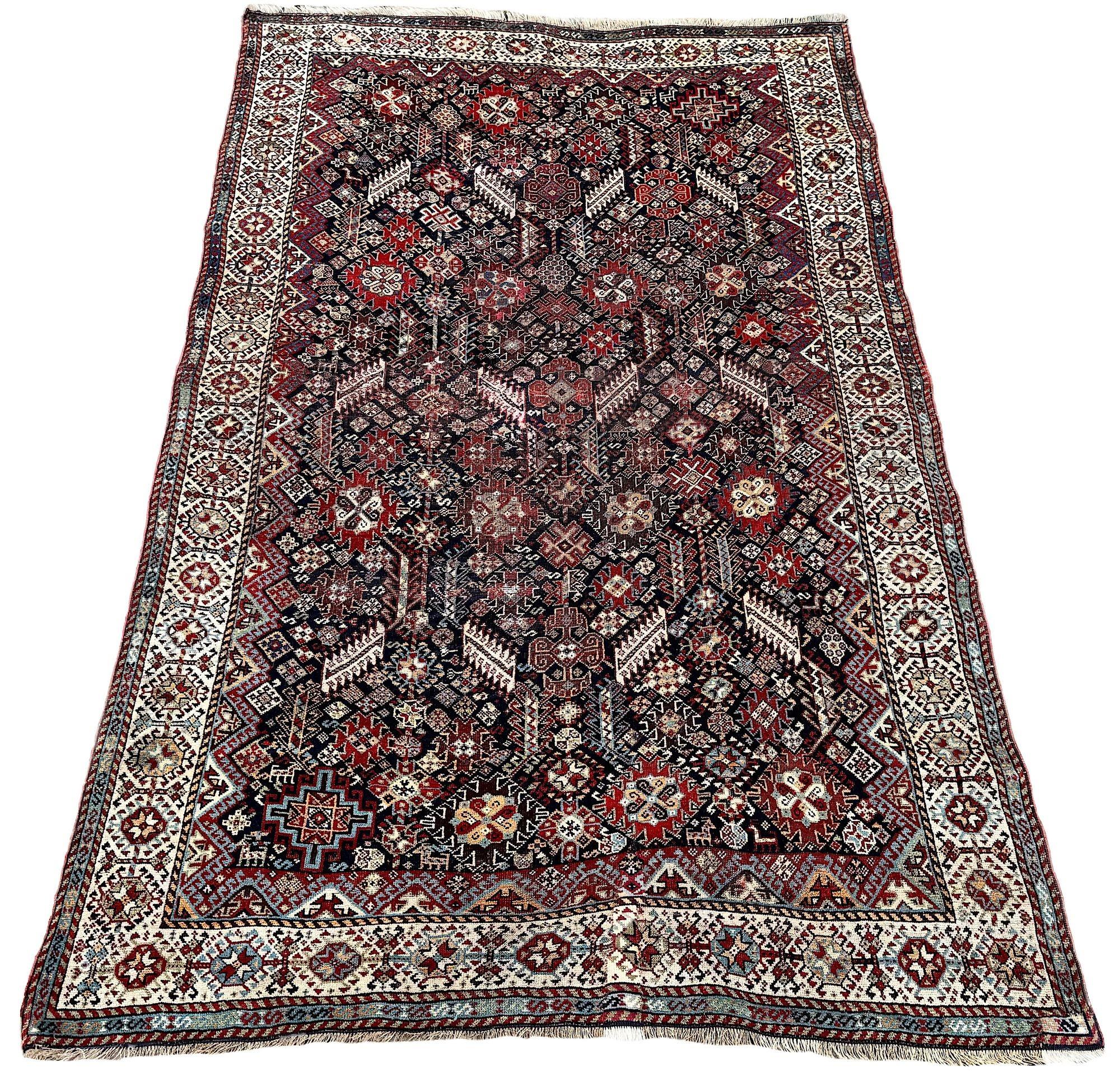 Magnifique tapis tribal ancien tiss�é par la tribu Shekarlu vers 1900. Les Shekarlu sont une petite sous tribu des Qashqai, connue pour son association avec le commerce du sucre (Shekar signifie sucre en farsi). Leurs tapis se distinguent nettement