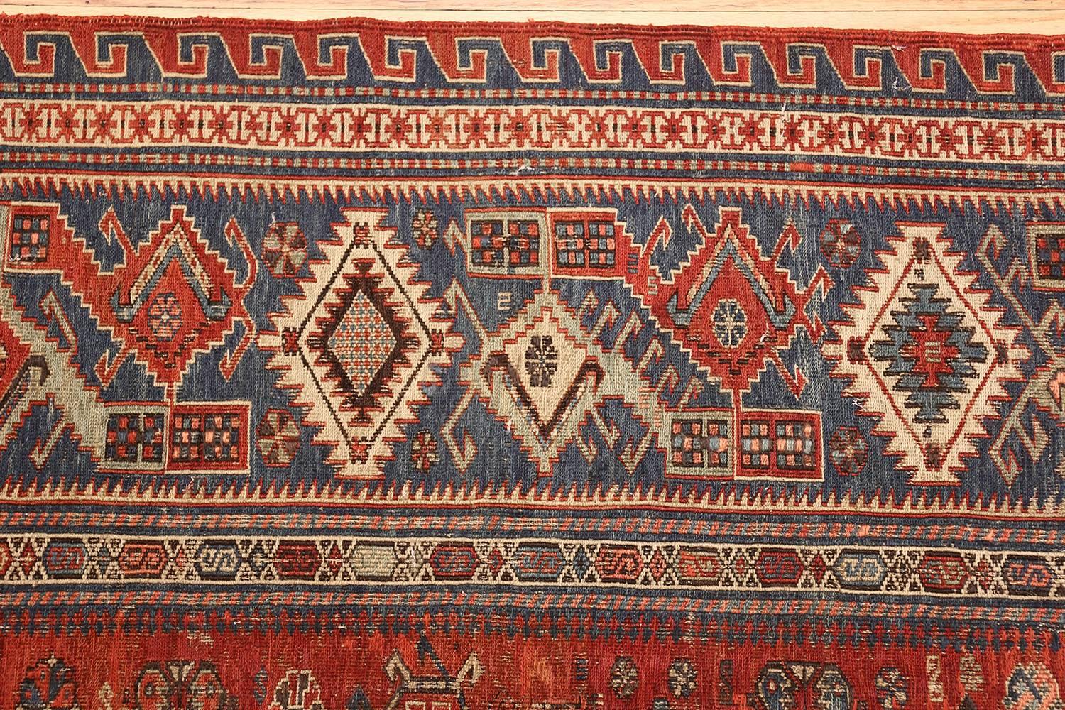 Antiker kaukasischer Soumak-Teppich mit Stammesmotiven. 8 ft 3 in x 9 ft 7 in (Sumak) im Angebot
