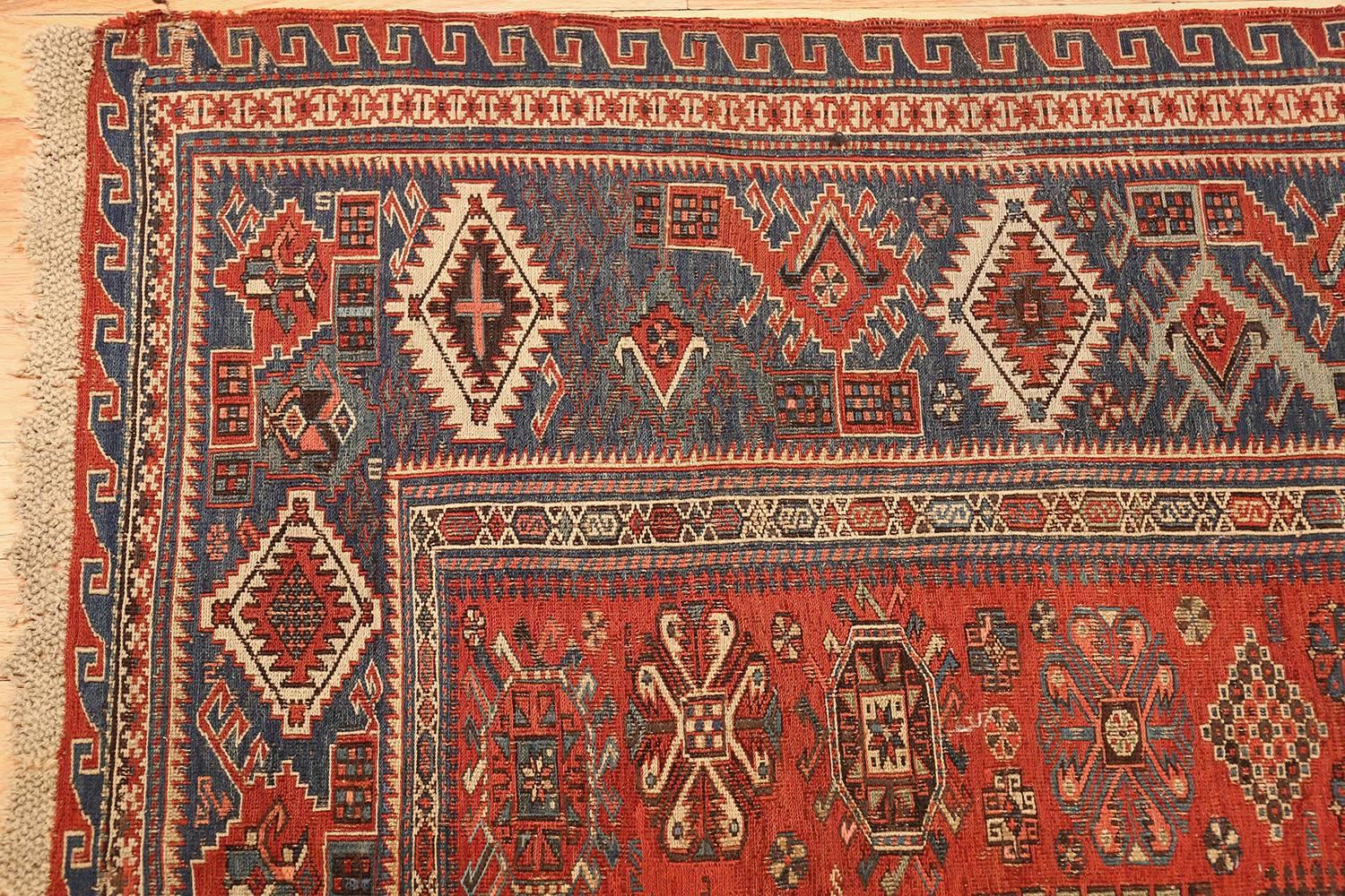 Antiker kaukasischer Soumak-Teppich mit Stammesmotiven. 8 ft 3 in x 9 ft 7 in (Kaukasisch) im Angebot