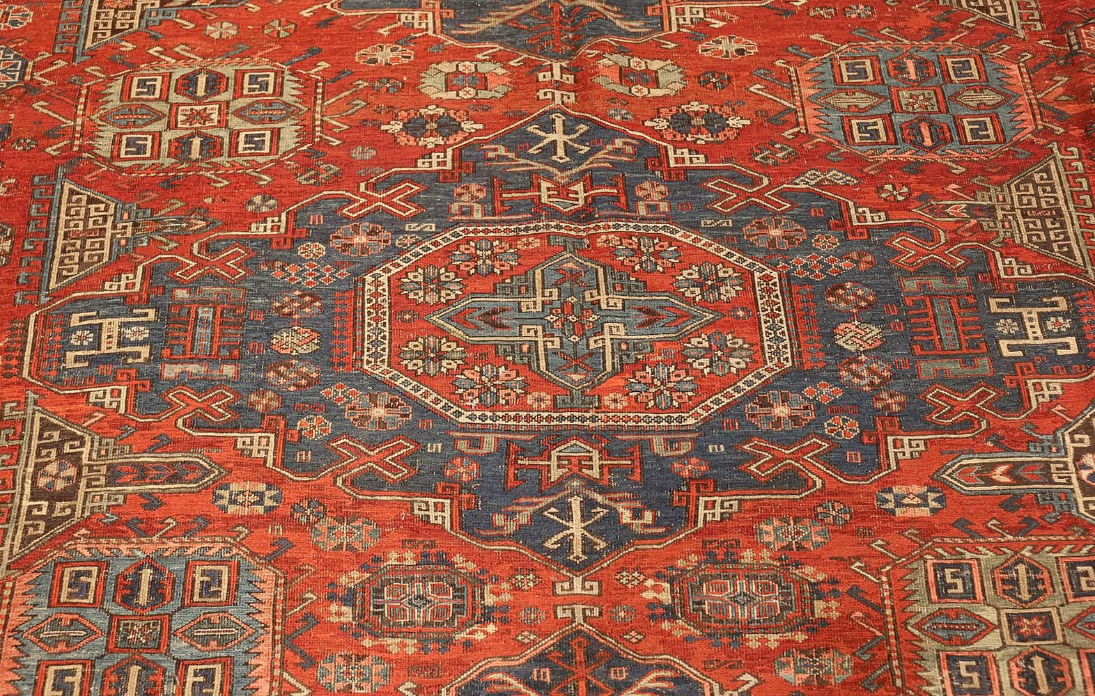 Antiker kaukasischer Soumak-Teppich mit Stammesmotiven. 8 ft 3 in x 9 ft 7 in im Zustand „Gut“ im Angebot in New York, NY