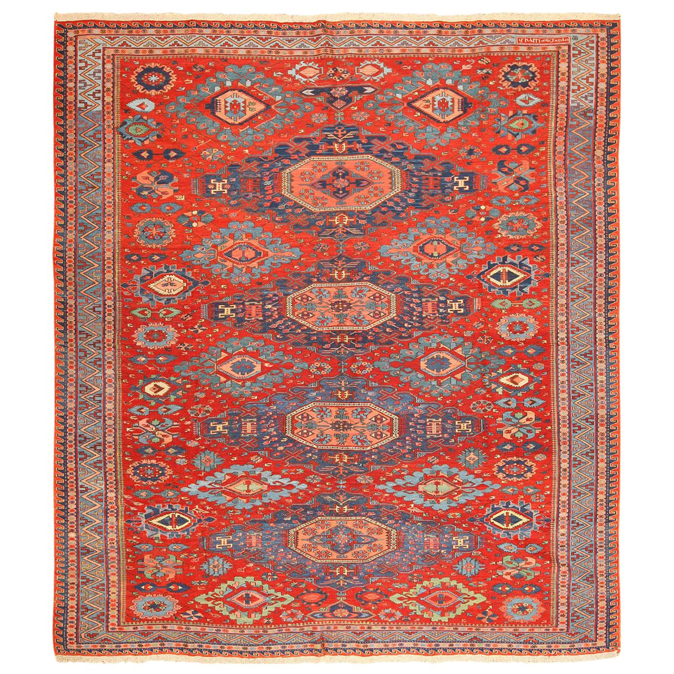 Tapis caucasien tribal Soumak antique. 8 pieds 5 po. x 9 pieds 6 po. en vente