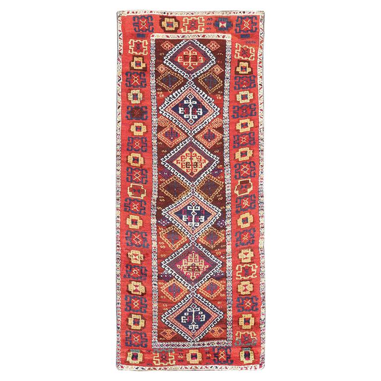 Tapis turc ancien Yuruk. Taille : 3 pieds 4 po. x 8 pieds 4 po.