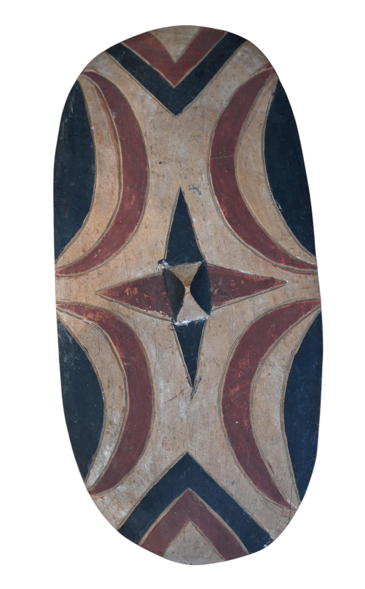 Escudo danzante de madera de los tutsi, Ruanda, de principios del siglo XX, pintado con pigmentos de tierra
El escudo está en buen estado con huellas de uso tribal
Línea recta altura 30 cm, anchura 13 cm