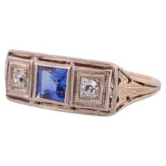 Antiker Trilogy-Ring. 14k Ring mit drei Diamanten und Saphirschilfrohr. 14k Art Deco