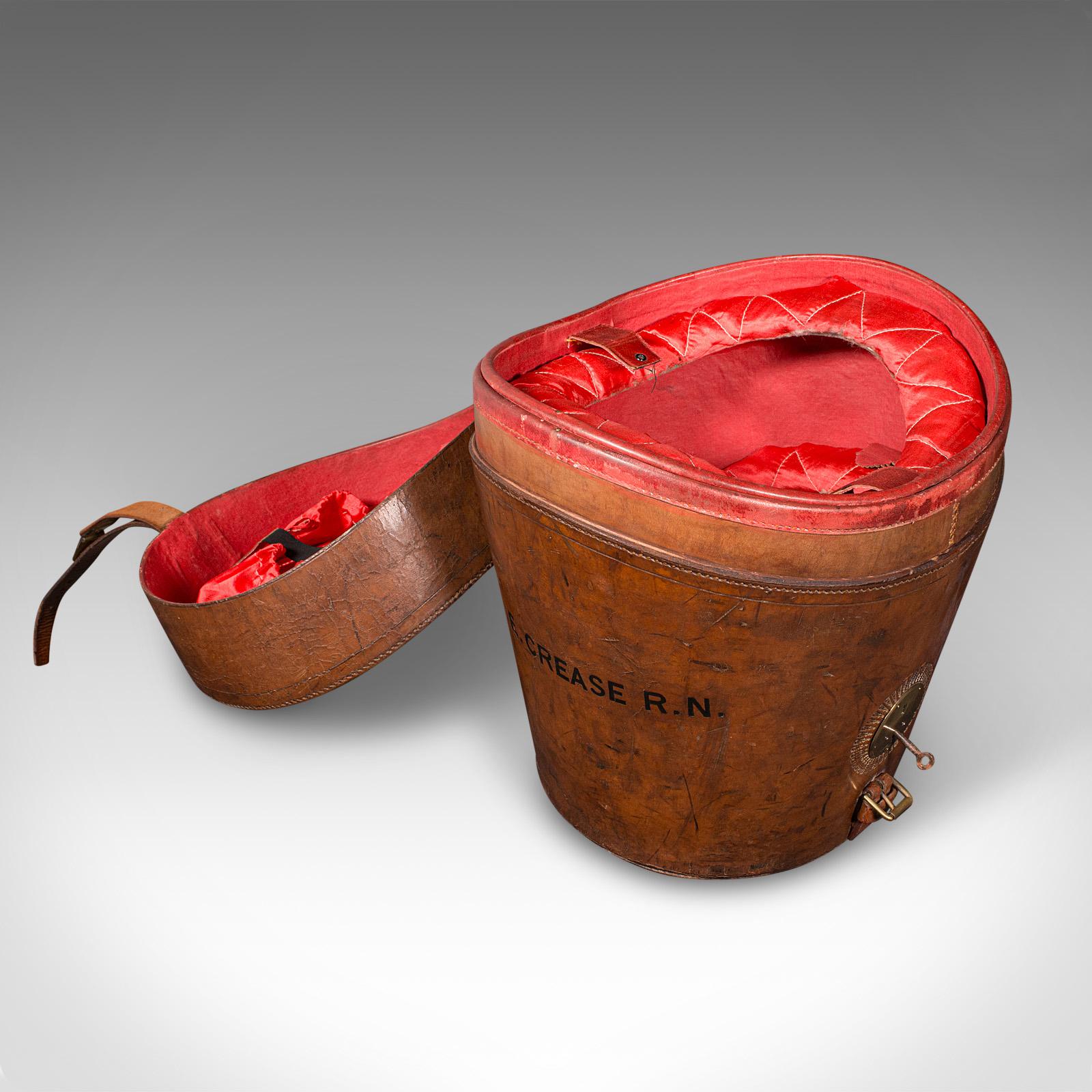 Se trata de un antiguo estuche de tránsito para sombreros triples. Caja inglesa de cuero para sombreros de copa, de finales de la época victoriana, hacia 1890.

Magnífica caja antigua para sombreros, con un rico colorido y un interior