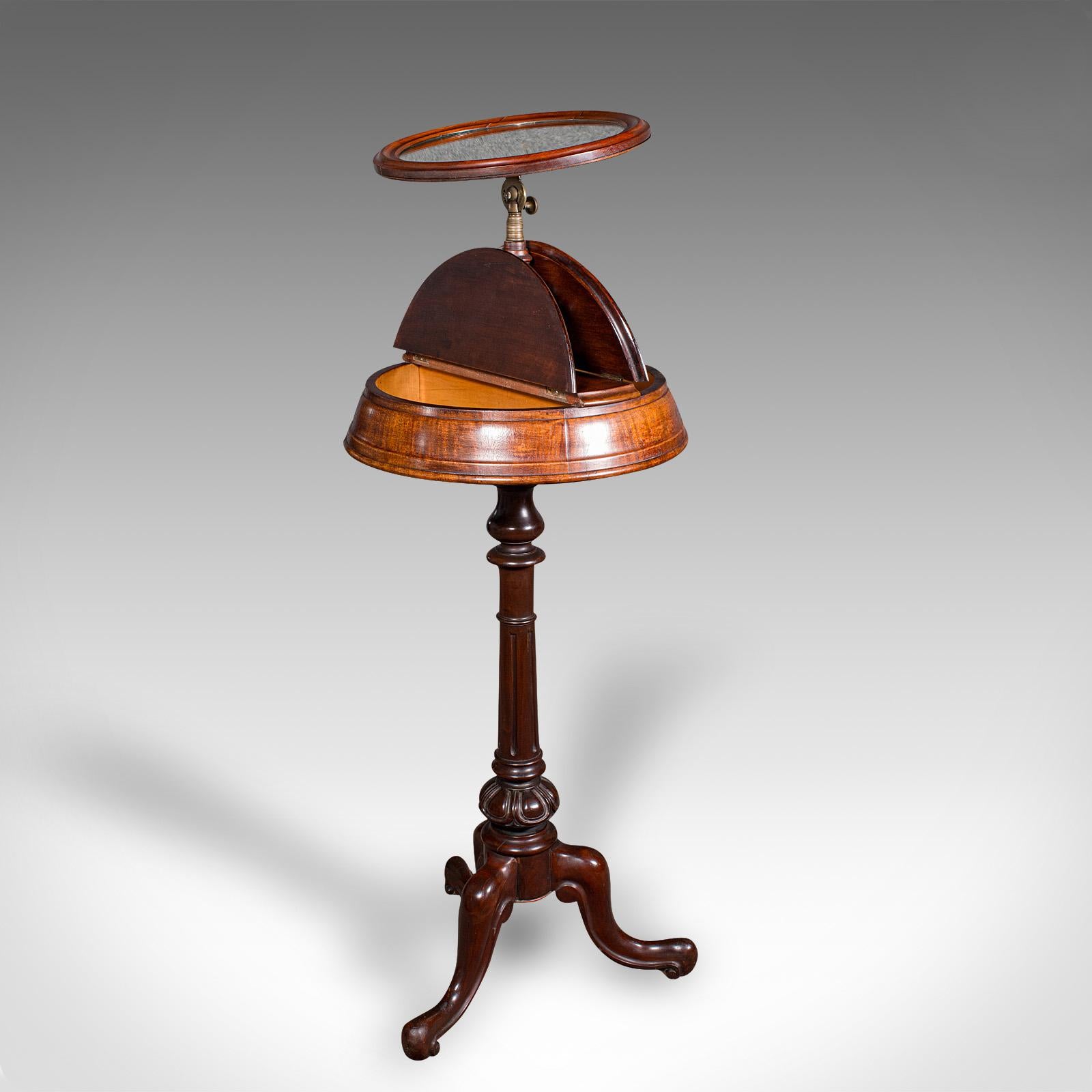 Questo è un antico specchio da barba a treppiede. Un leggio inglese in mogano e betulla regolabile, risalente al primo periodo vittoriano, circa 1840. Un pezzo superbamente realizzato e altamente funzionale, ideale per il collezionista esigente o