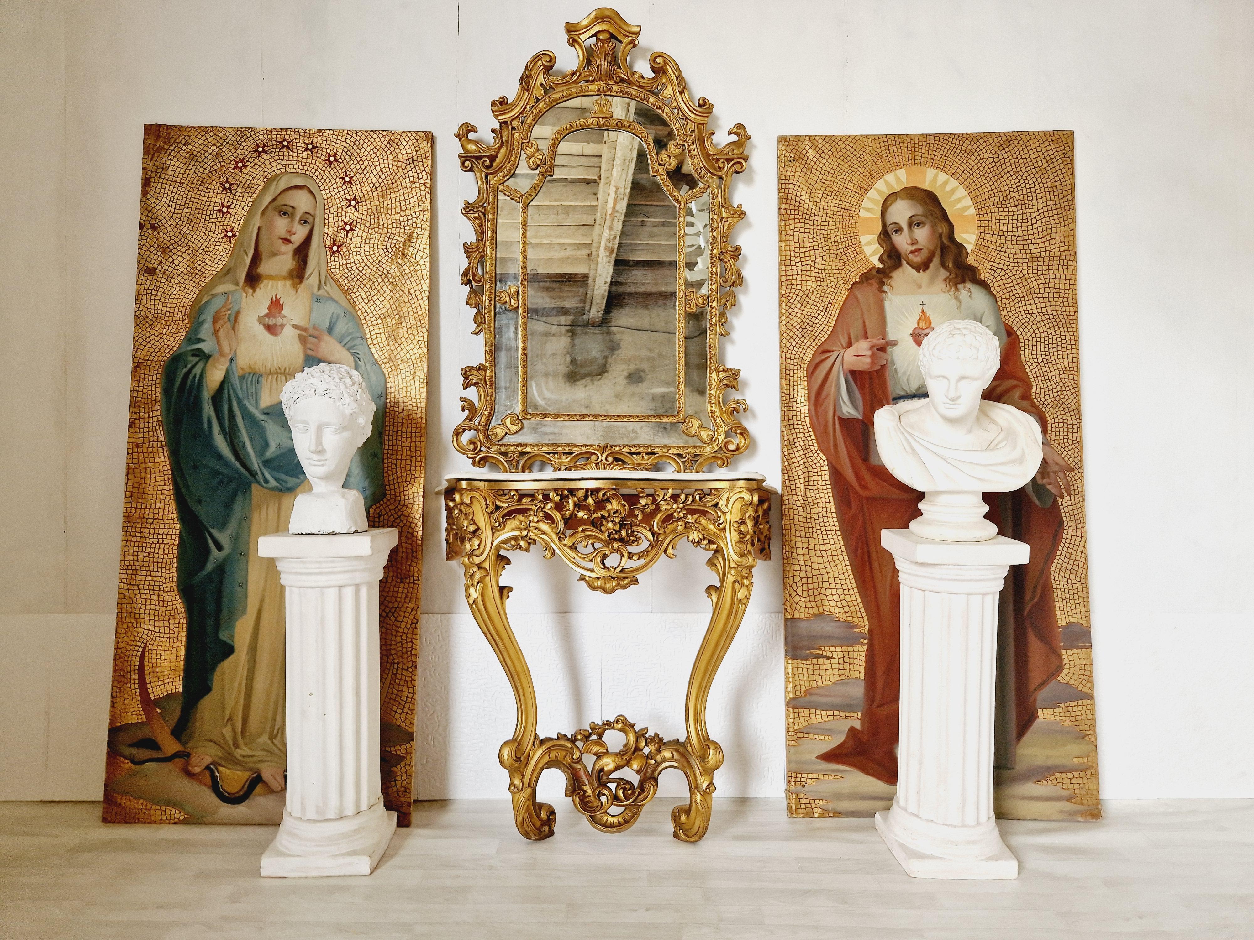 Este exquisito tríptico presenta tres impresionantes cuadros de tema religioso. El fondo dorado añade un toque de elegancia a esta pieza, que sin duda llamará la atención en cualquier hogar. Creados en el siglo XIX, estos grandes cuadros están
