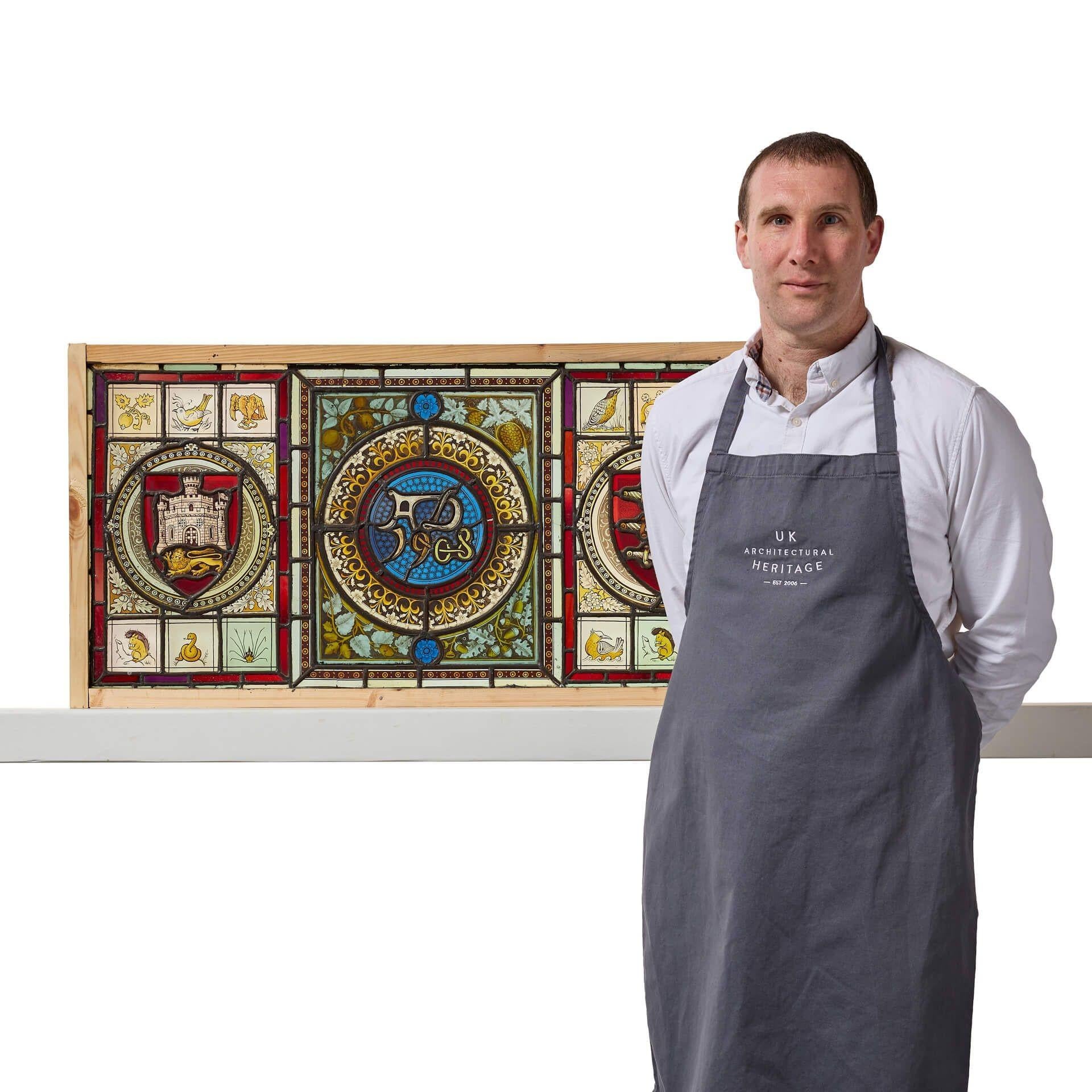 Ein Triptychon aus Bleiverglasungen, das die Wappen von Surrey und Middlesex darstellt.
 
Die drei Tafeln stammen aus der Zeit um 1908 und zeigen auf der linken Seite das Wappen einer Burg mit einem Löwen, auf der mittleren Tafel die Aufschrift AD