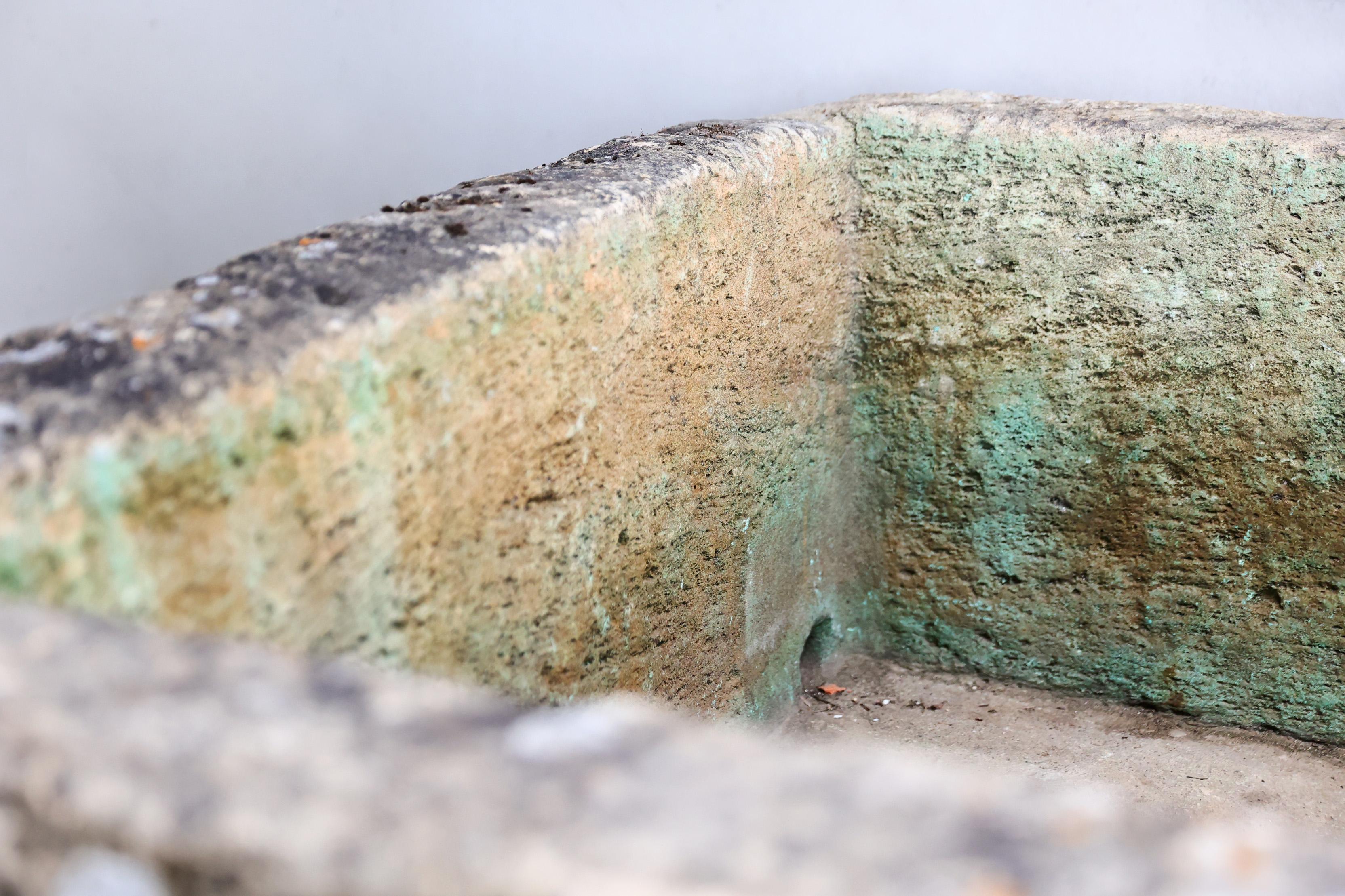 Antique trough of French limestone In Good Condition For Sale In Made, NL