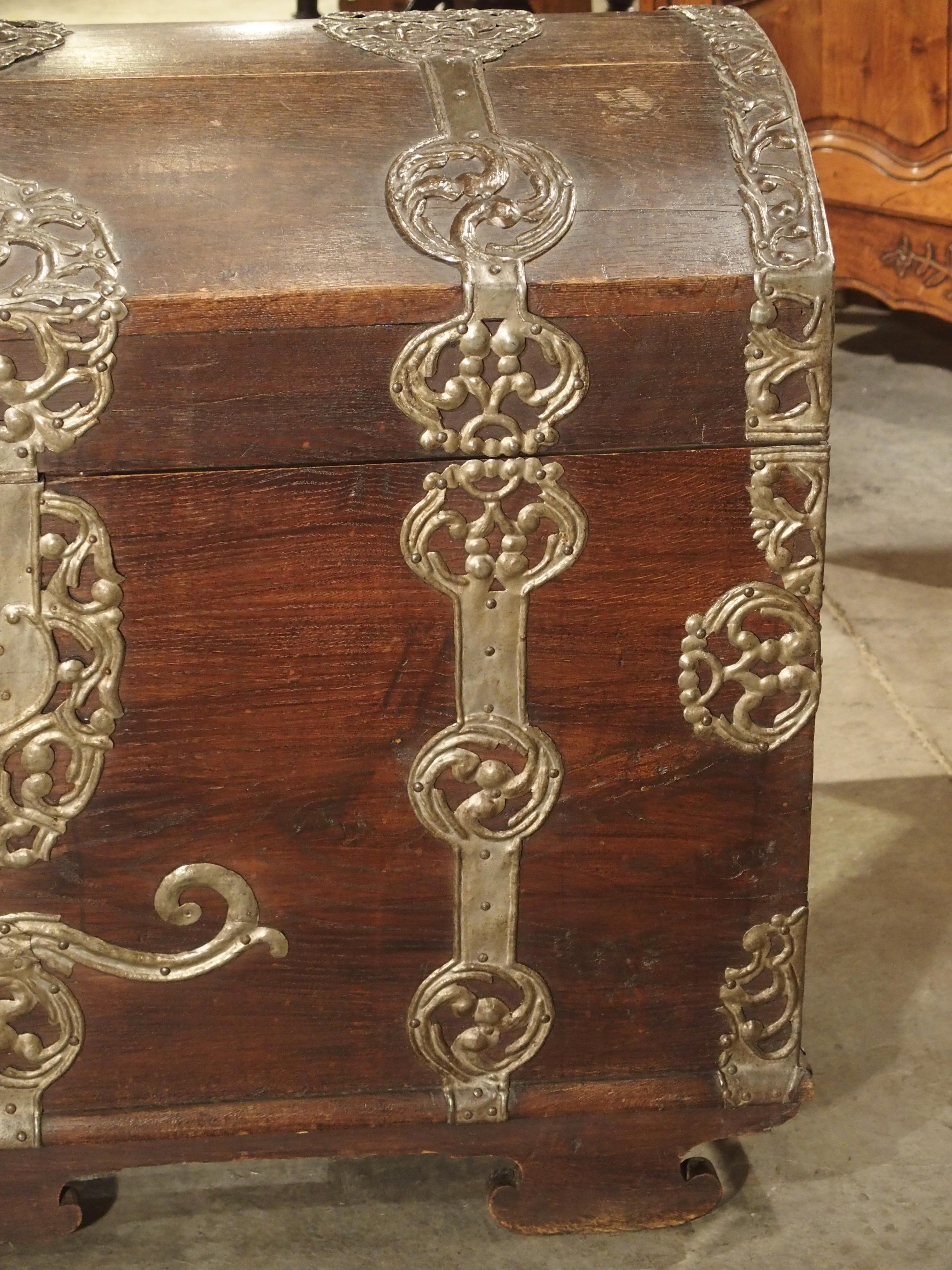 Antique Trunk with Polished Wrought Iron Strappings, Northern Germany circa 1720 In Good Condition In Dallas, TX