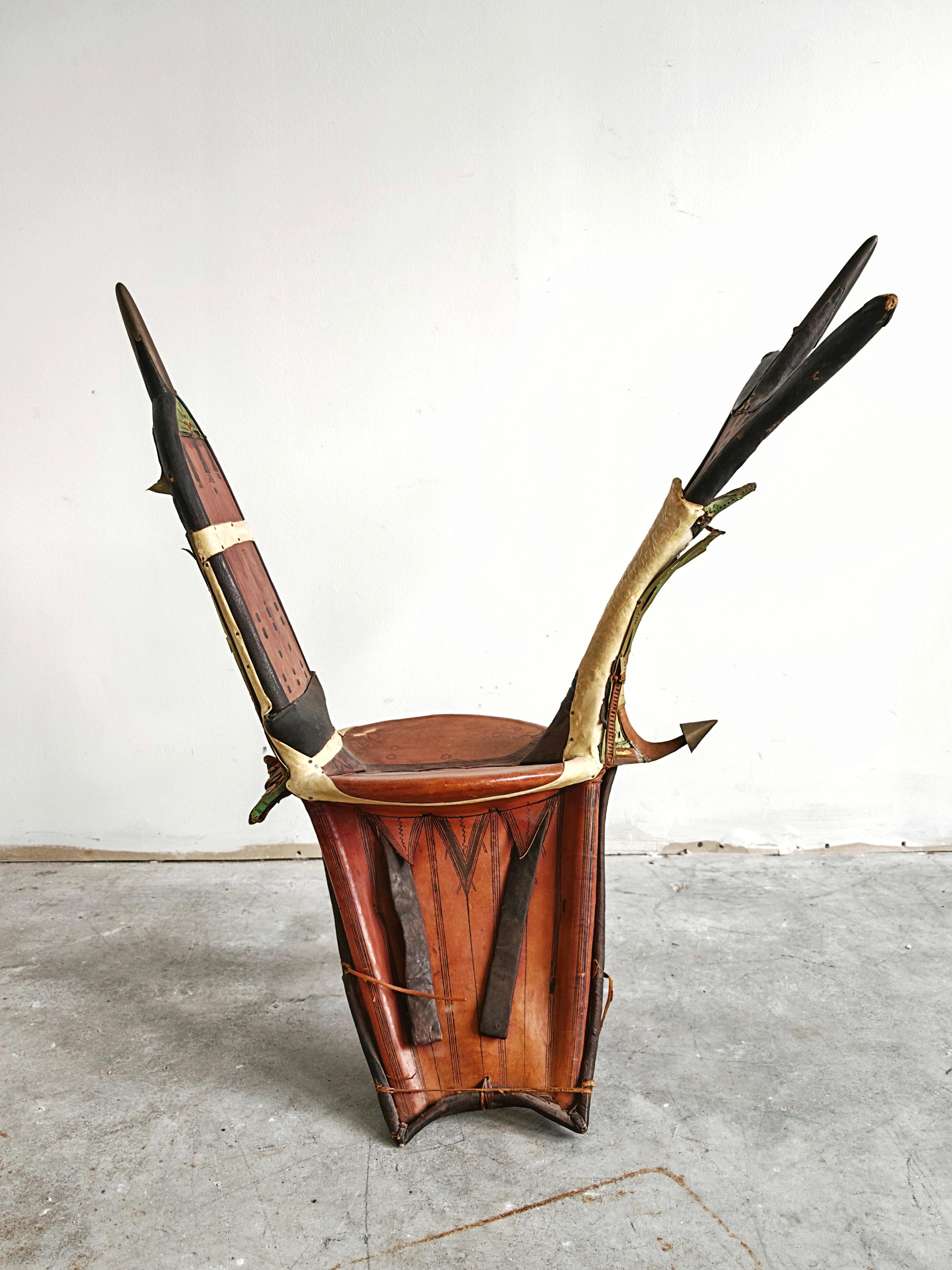 Ancienne selle de chameau touareg en cuir avec ornements en laiton, Niger 1900s en vente 3