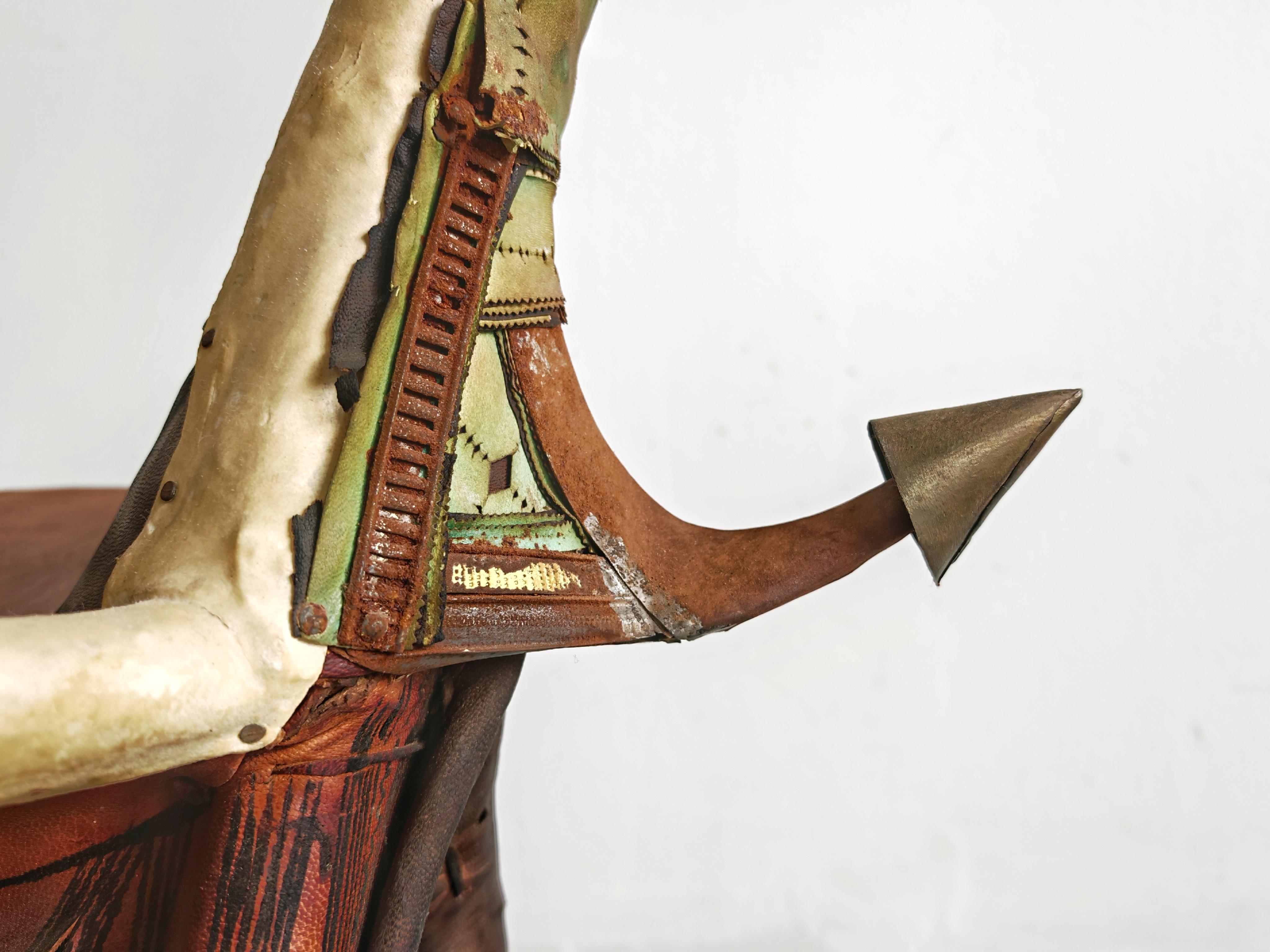 Ancienne selle de chameau touareg en cuir avec ornements en laiton, Niger 1900s en vente 4