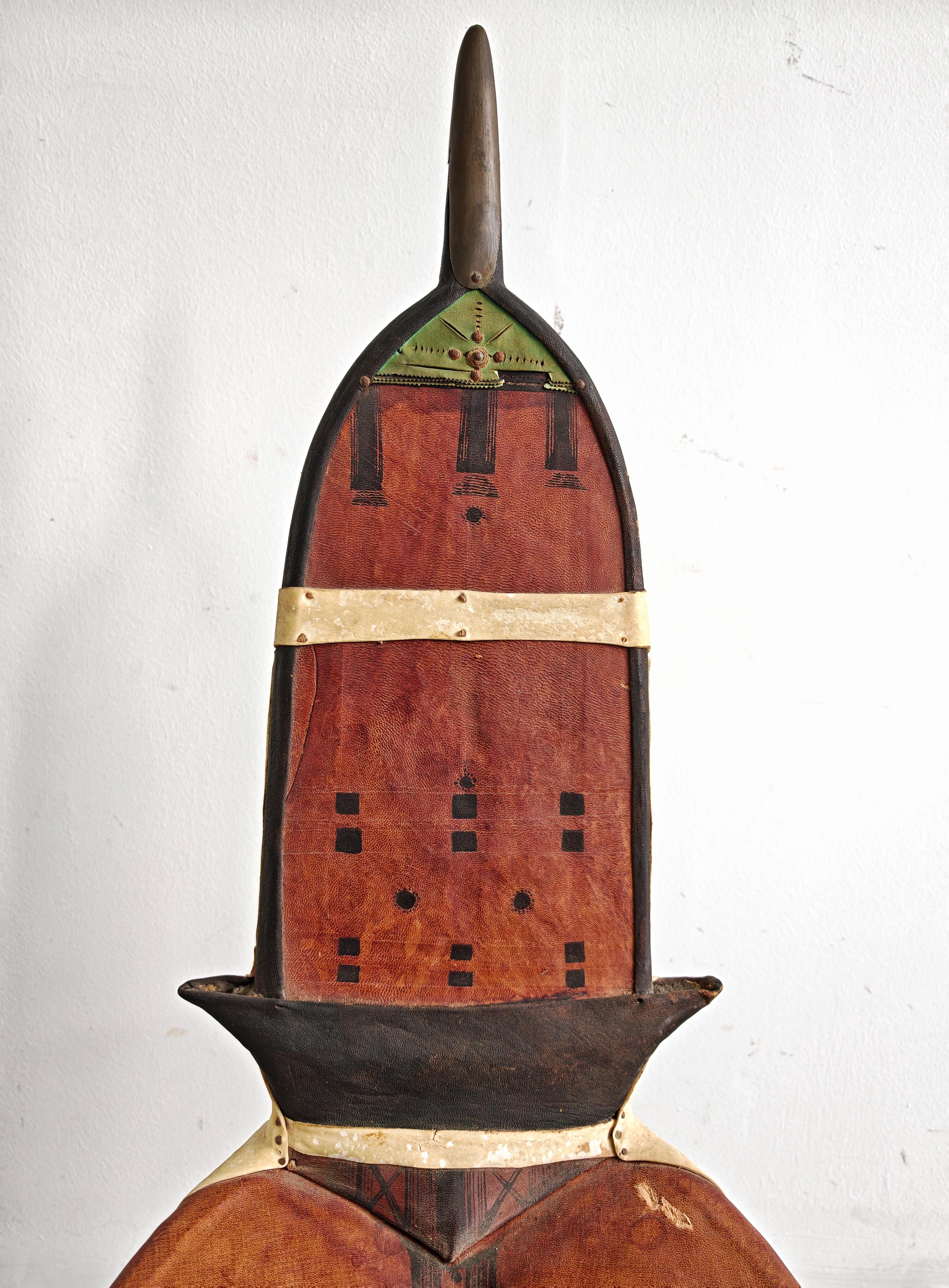 Ancienne selle de chameau touareg en cuir avec ornements en laiton, Niger 1900s en vente 5