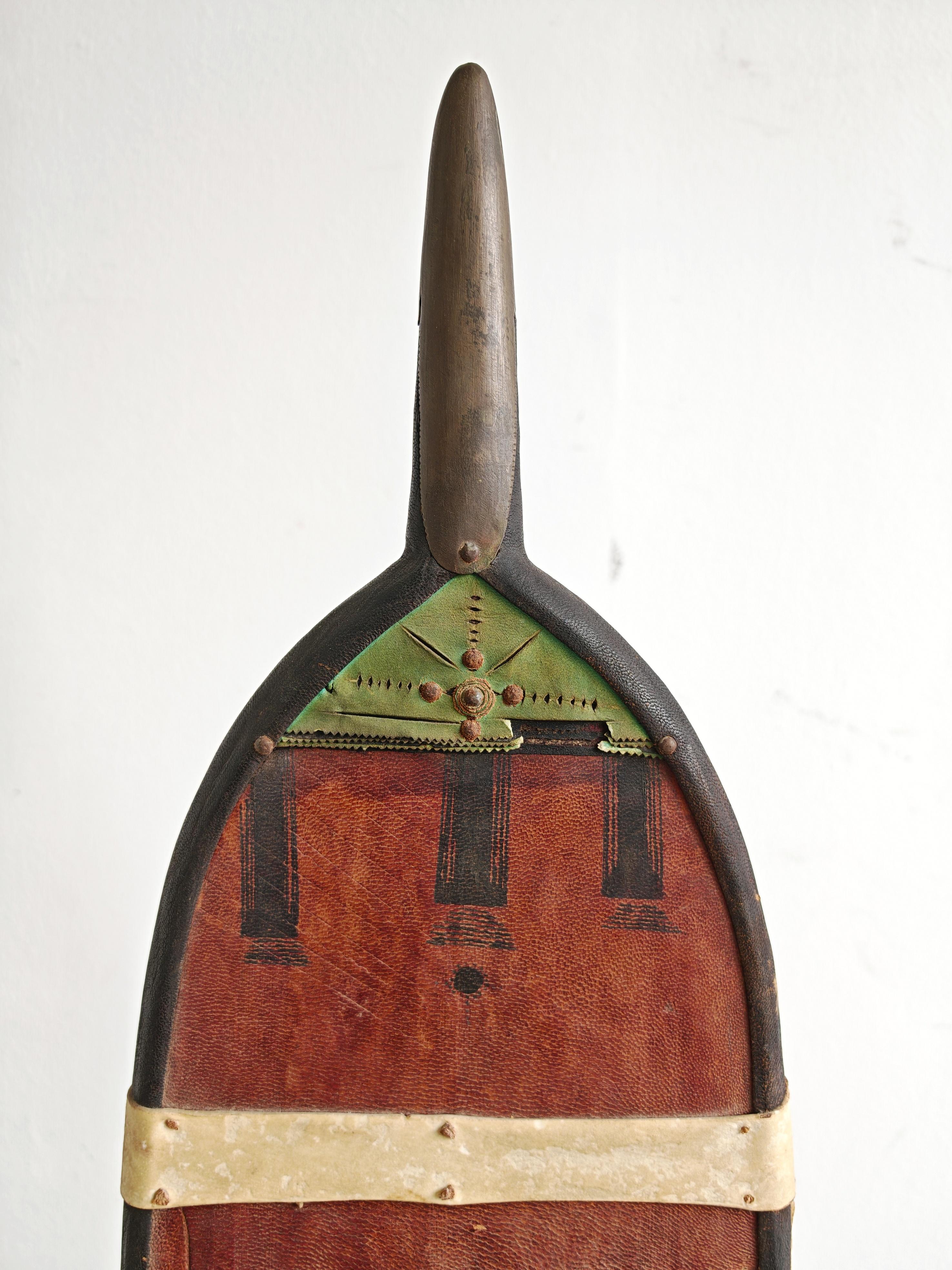 Ancienne selle de chameau touareg en cuir avec ornements en laiton, Niger 1900s en vente 6