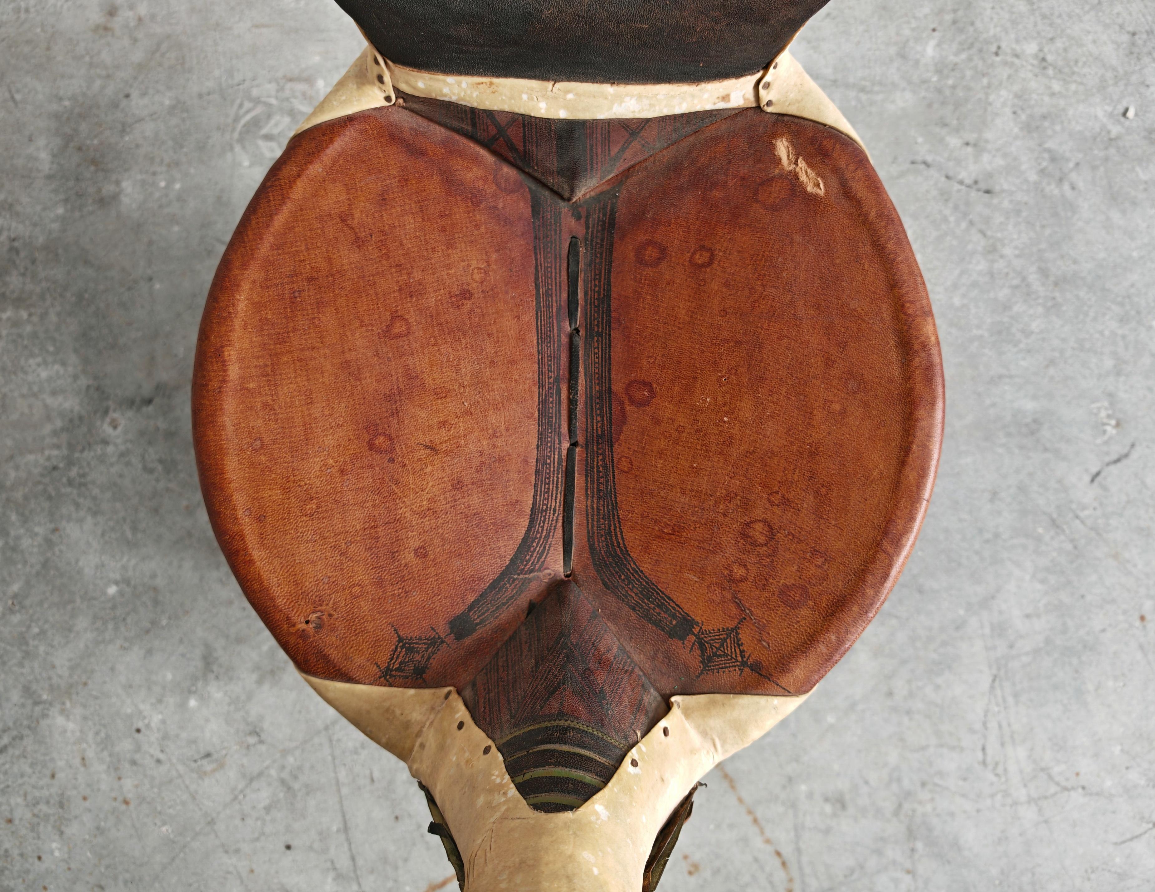 Ancienne selle de chameau touareg en cuir avec ornements en laiton, Niger 1900s en vente 7
