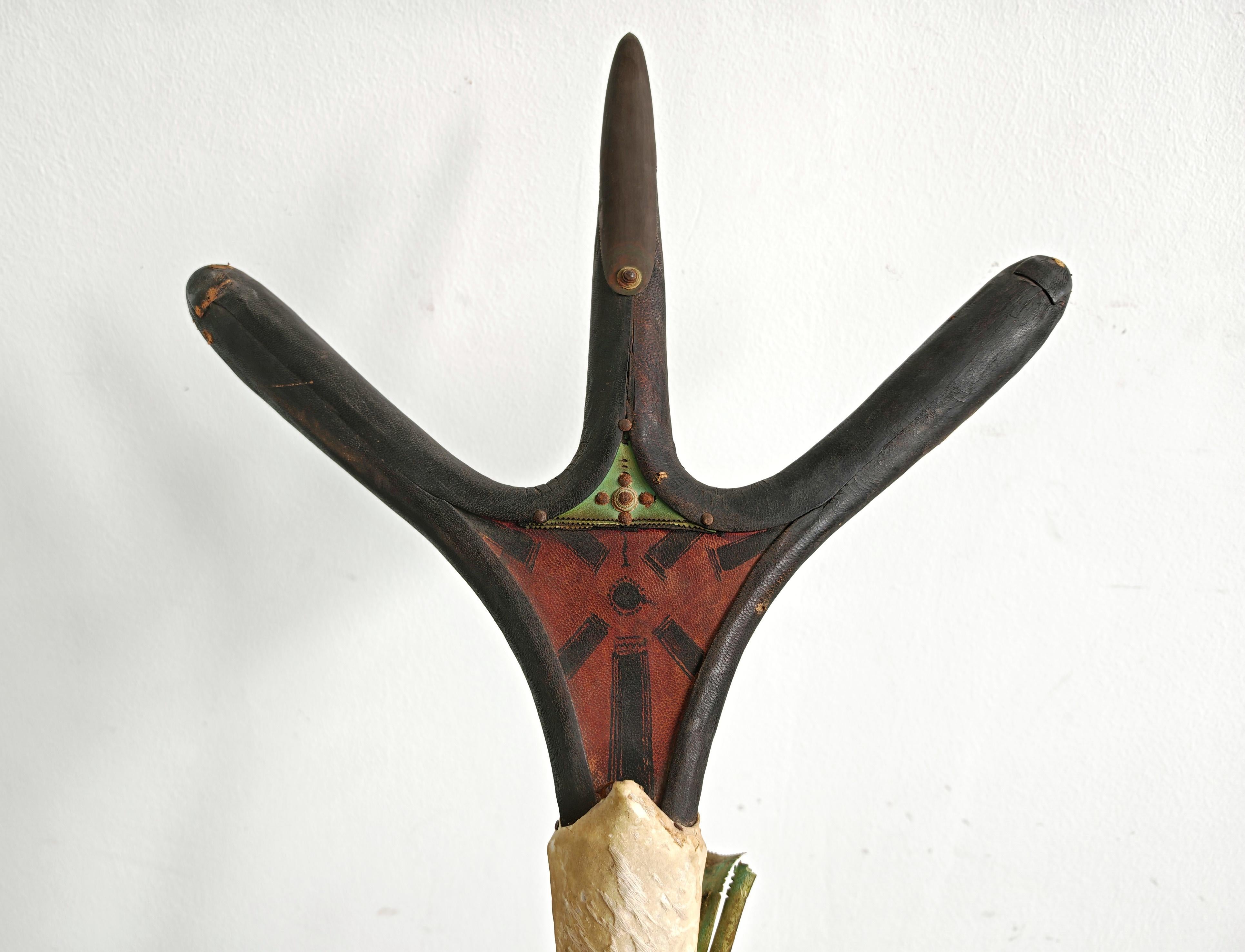 Ancienne selle de chameau touareg en cuir avec ornements en laiton, Niger 1900s en vente 8