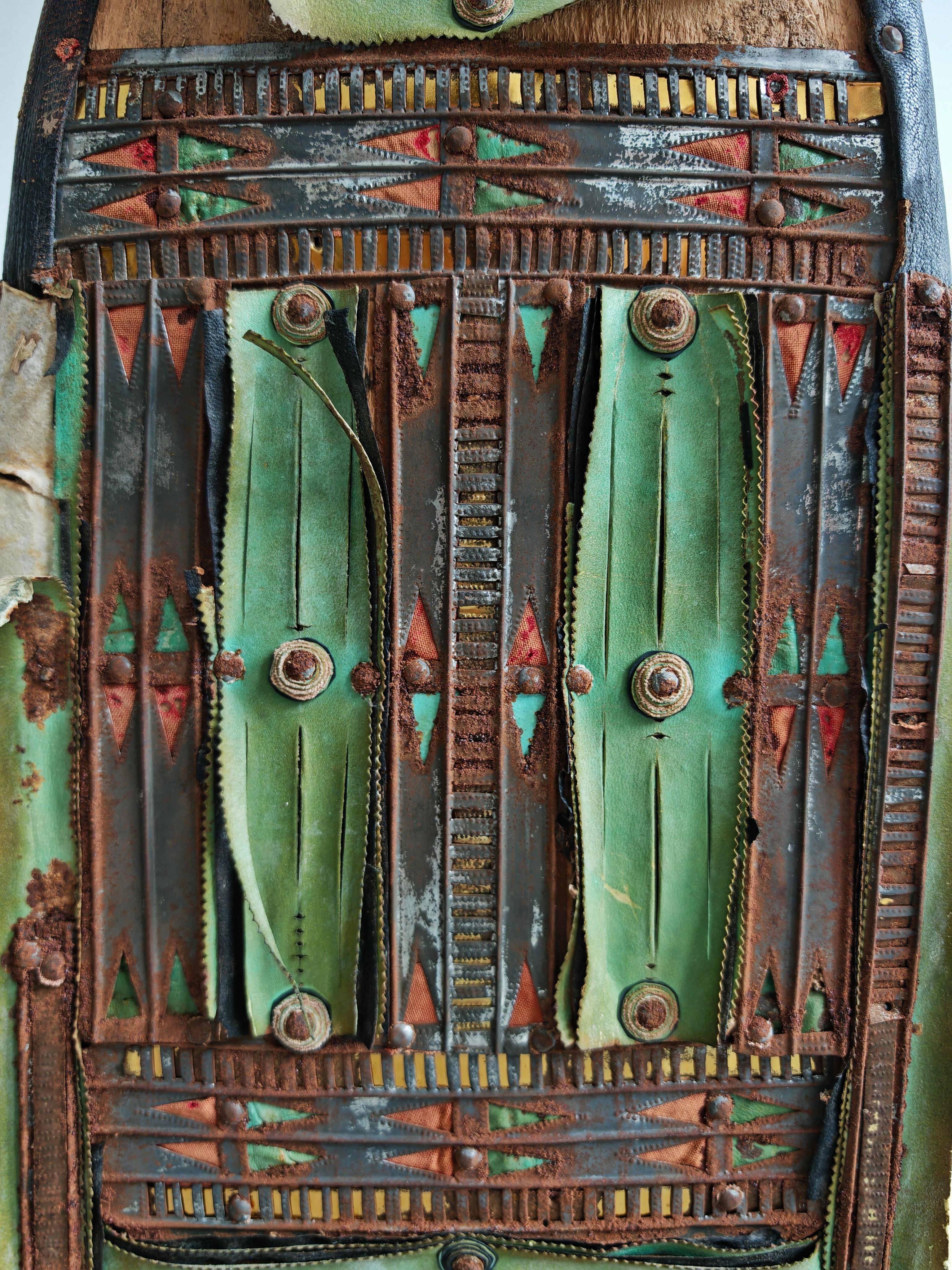 Ancienne selle de chameau touareg en cuir avec ornements en laiton, Niger 1900s en vente 9