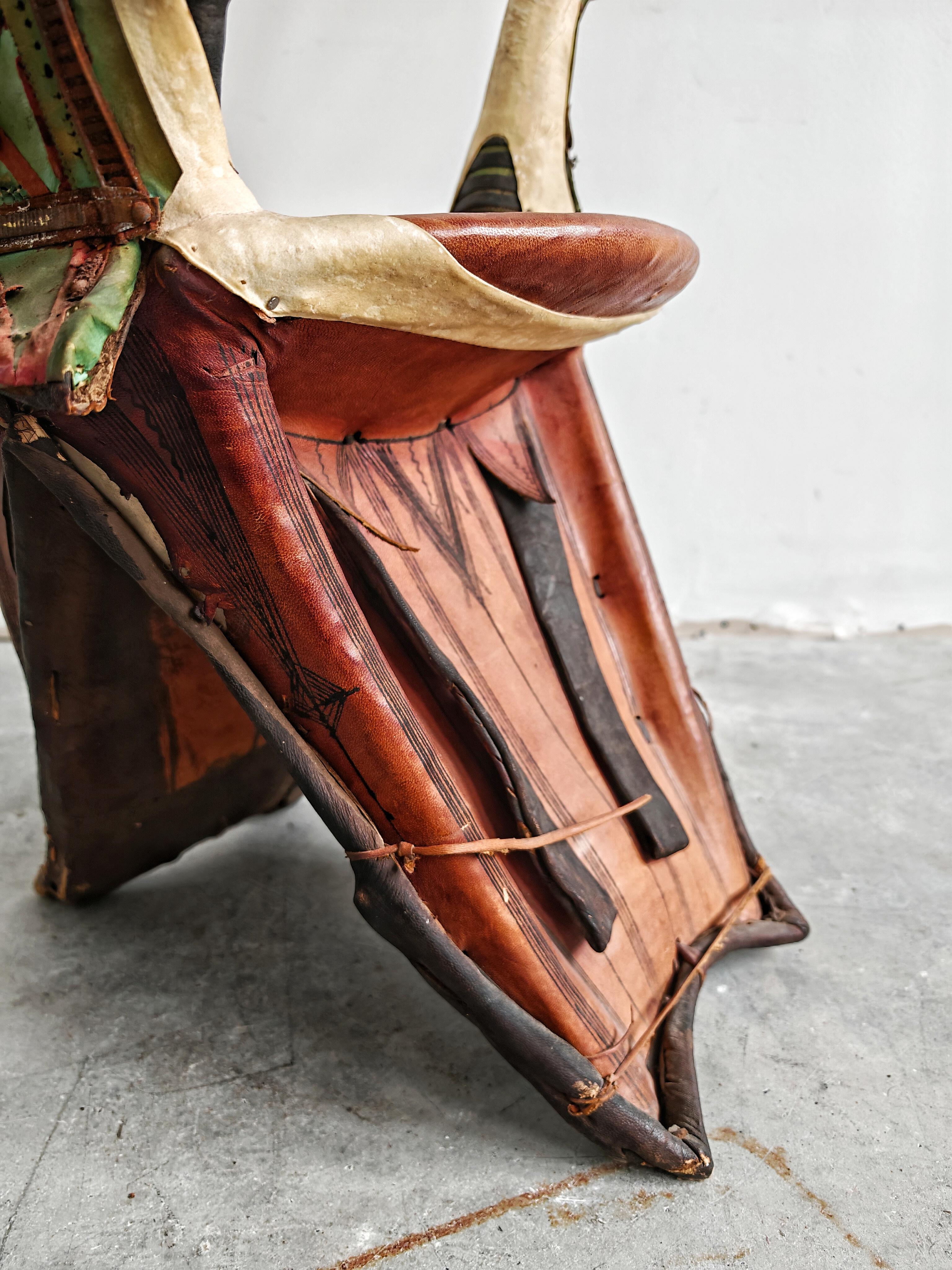 Ancienne selle de chameau touareg en cuir avec ornements en laiton, Niger 1900s en vente 10