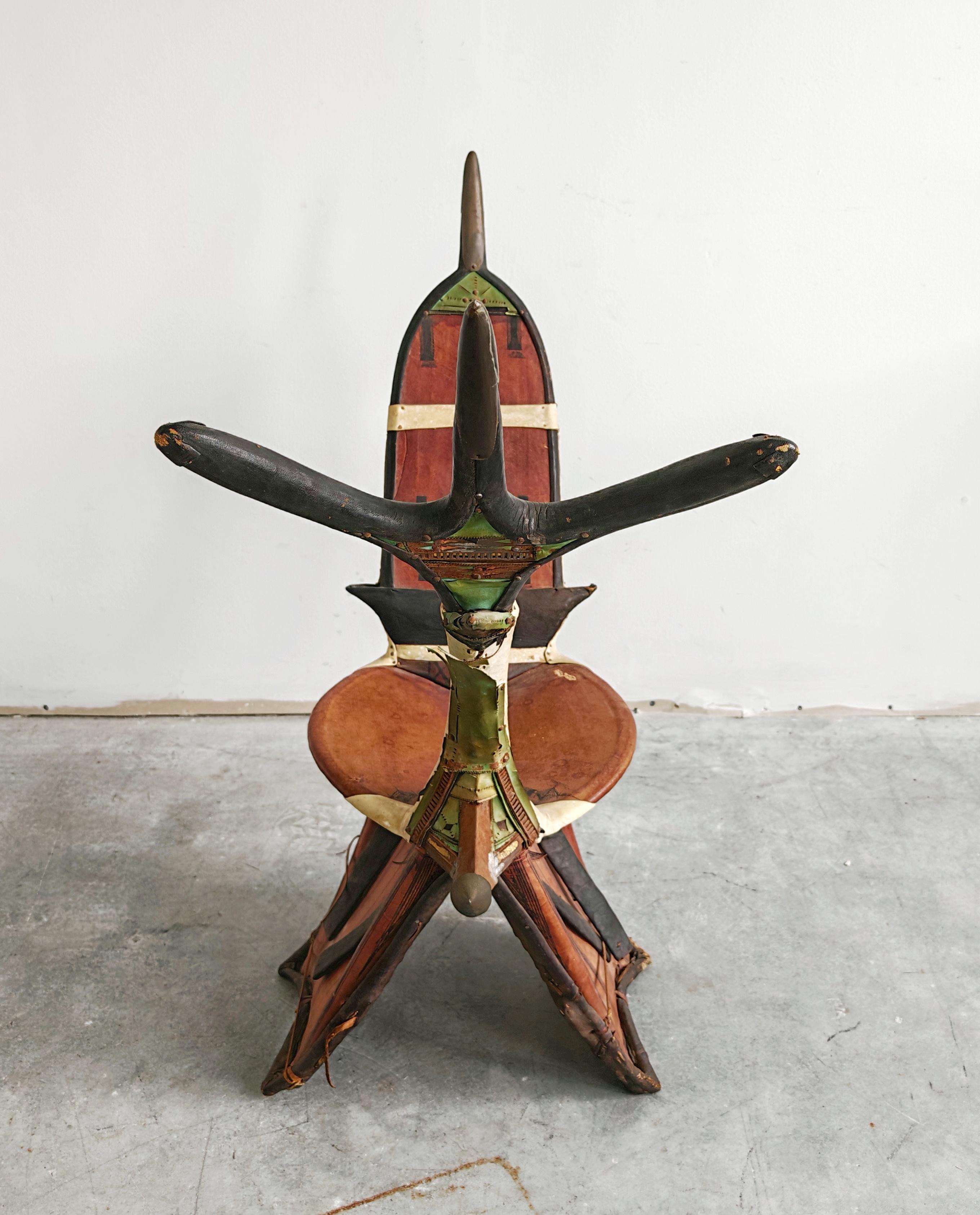 Dans cette annonce, vous trouverez une spectaculaire selle de chameau tribale en cuir touareg provenant de la région du Sahara en Afrique. Ce magnifique accent de pièce est parfait pour ceux d'entre vous qui recherchent une pièce de déclaration.