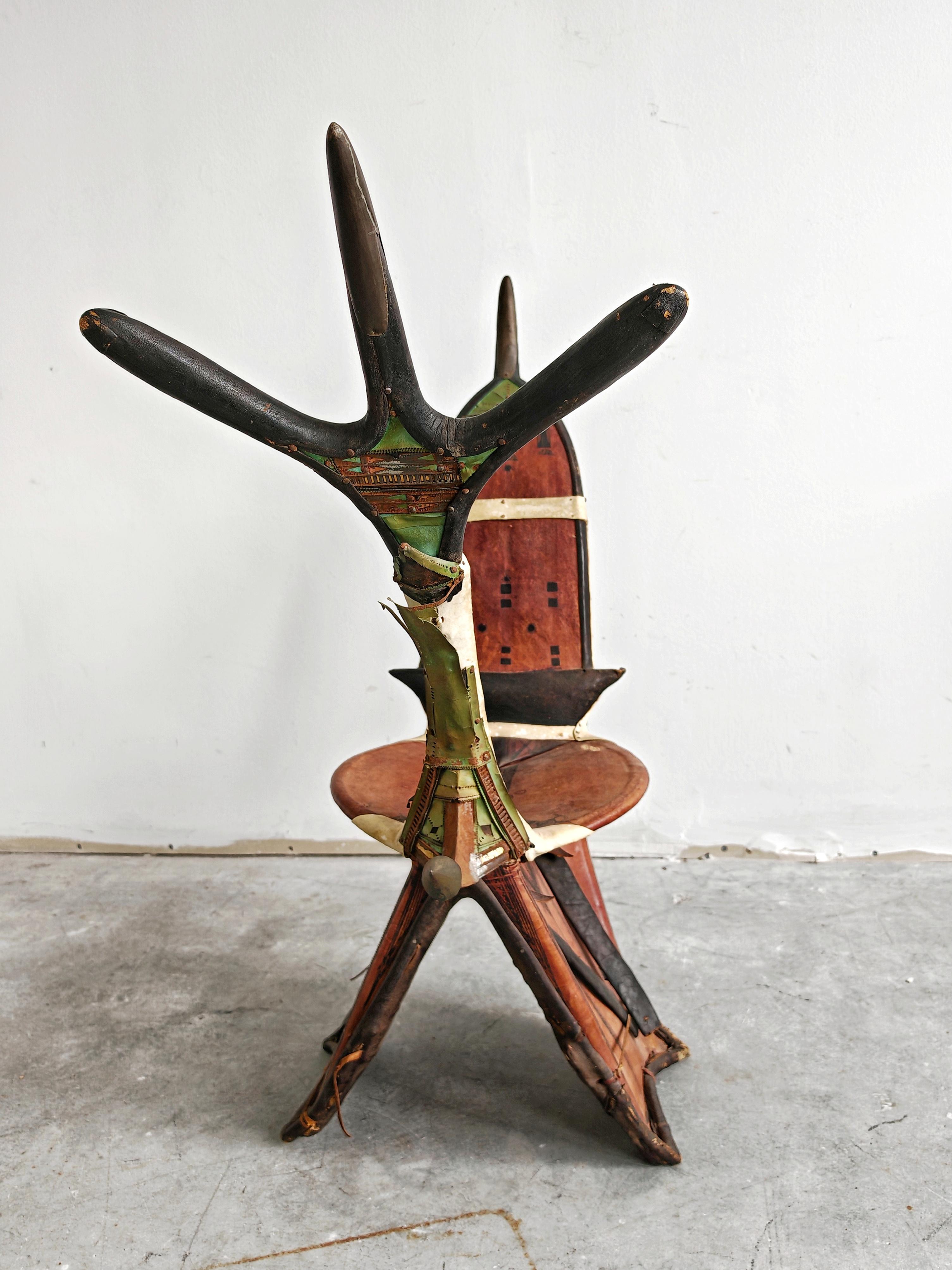 Tribal Ancienne selle de chameau touareg en cuir avec ornements en laiton, Niger 1900s en vente