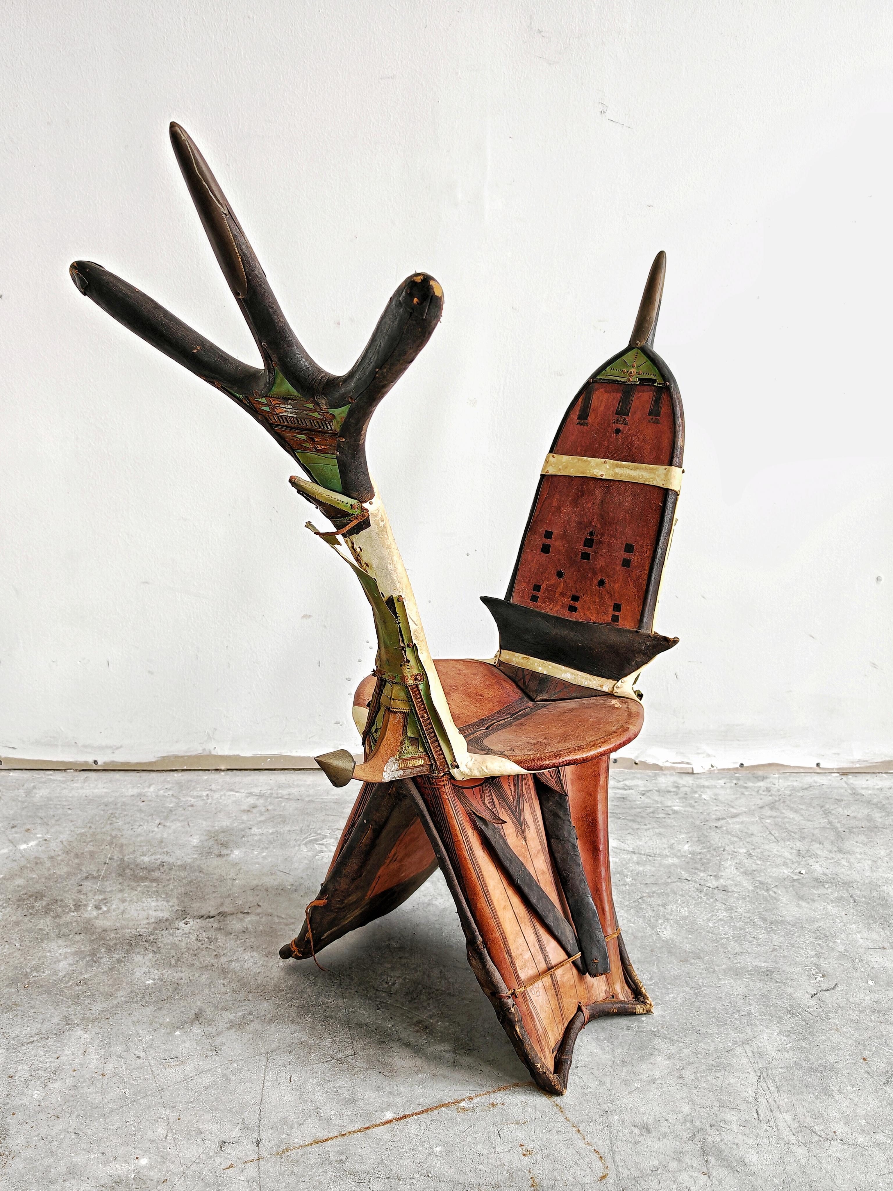 Nigérien Ancienne selle de chameau touareg en cuir avec ornements en laiton, Niger 1900s en vente
